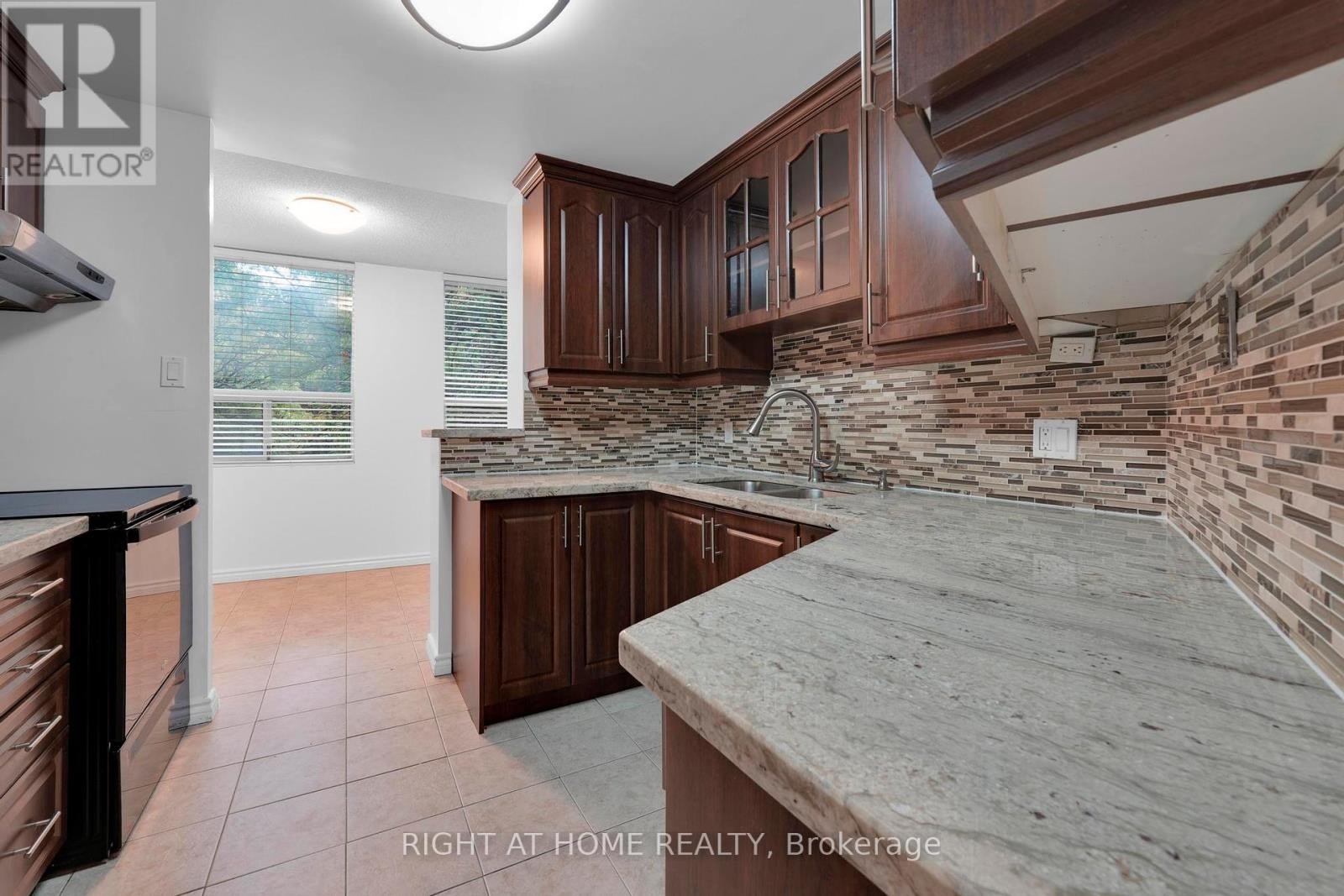 












205 - 3650 KANEFF CRESCENT

,
Mississauga (Mississauga Valleys),




Ontario
L5A4A1

