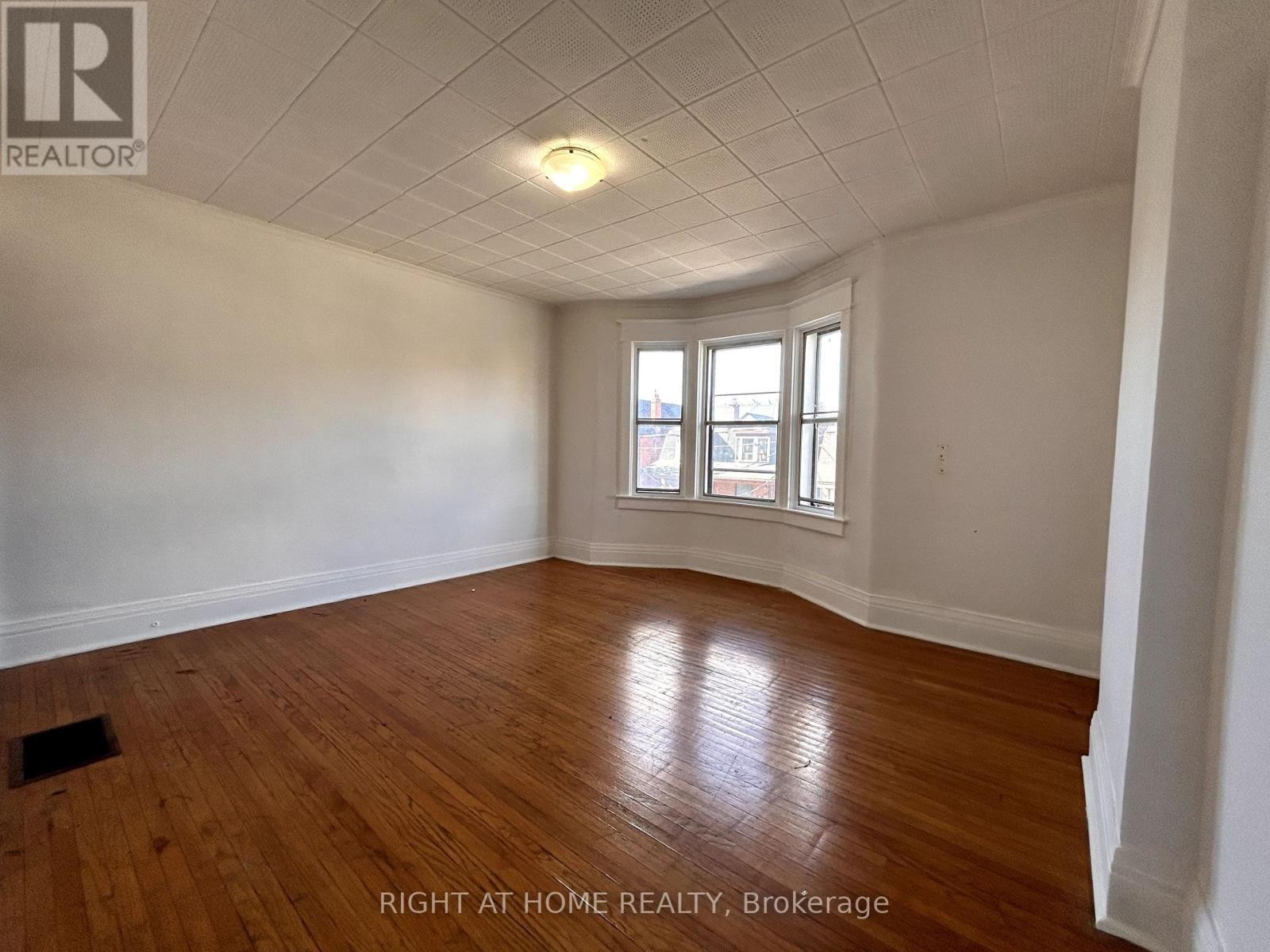 












2 - 1039 OSSINGTON AVENUE W

,
Toronto (Dovercourt-Wallace Emerson-Junction),




Ontario
M6G3V9

