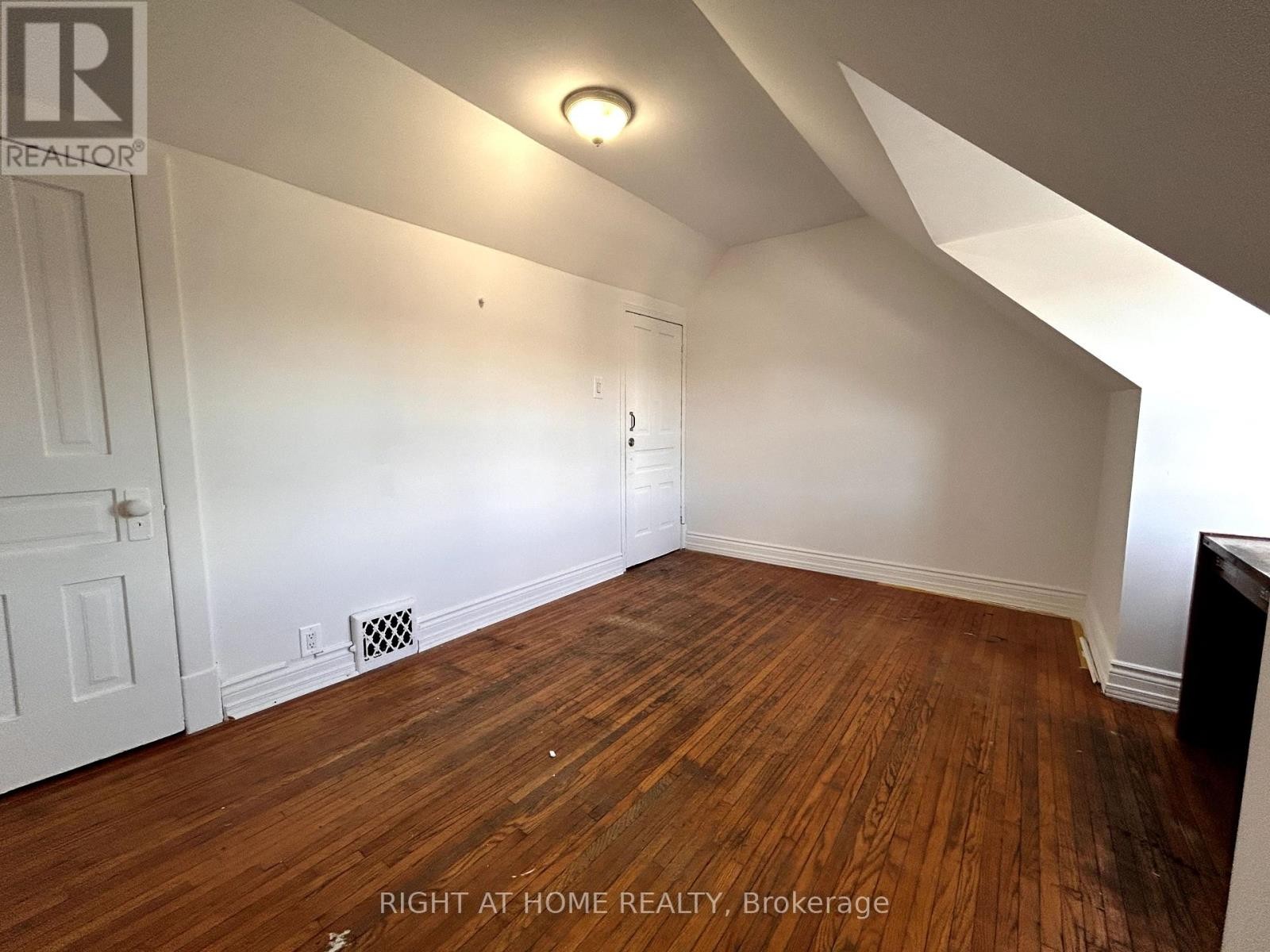 












2 - 1039 OSSINGTON AVENUE W

,
Toronto (Dovercourt-Wallace Emerson-Junction),




Ontario
M6G3V9

