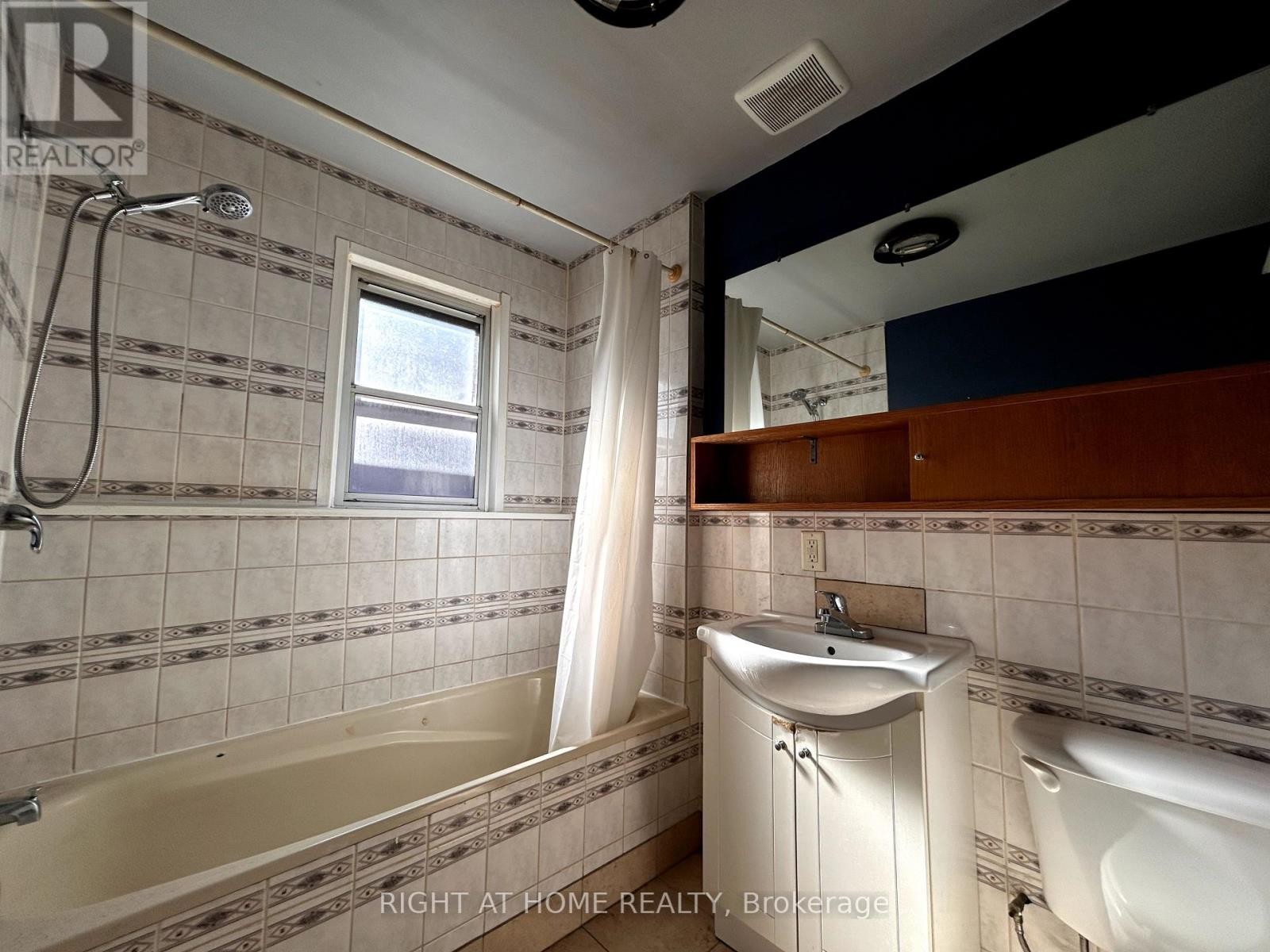 












2 - 1039 OSSINGTON AVENUE W

,
Toronto (Dovercourt-Wallace Emerson-Junction),




Ontario
M6G3V9

