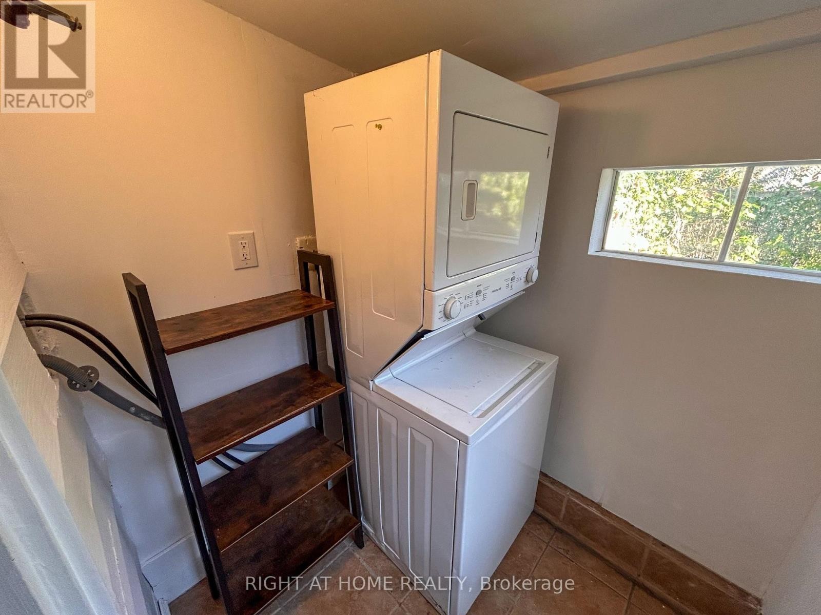 












2 - 1039 OSSINGTON AVENUE W

,
Toronto (Dovercourt-Wallace Emerson-Junction),




Ontario
M6G3V9

