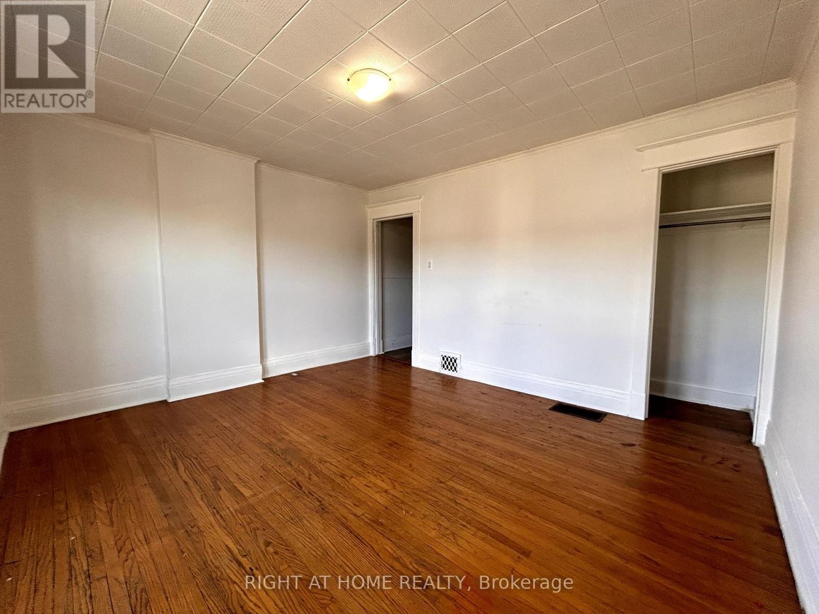 












2 - 1039 OSSINGTON AVENUE W

,
Toronto (Dovercourt-Wallace Emerson-Junction),




Ontario
M6G3V9

