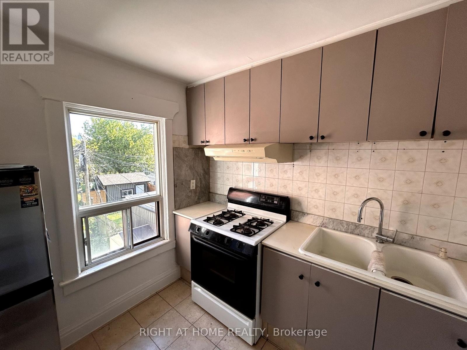 












2 - 1039 OSSINGTON AVENUE W

,
Toronto (Dovercourt-Wallace Emerson-Junction),




Ontario
M6G3V9

