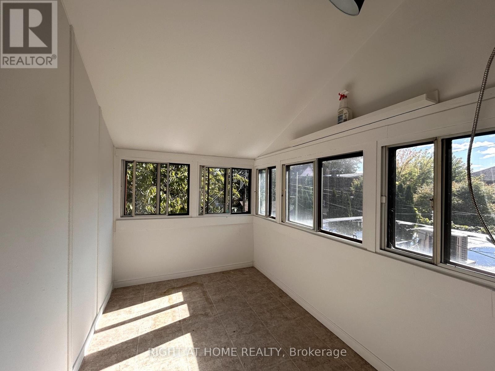 












2 - 1039 OSSINGTON AVENUE W

,
Toronto (Dovercourt-Wallace Emerson-Junction),




Ontario
M6G3V9

