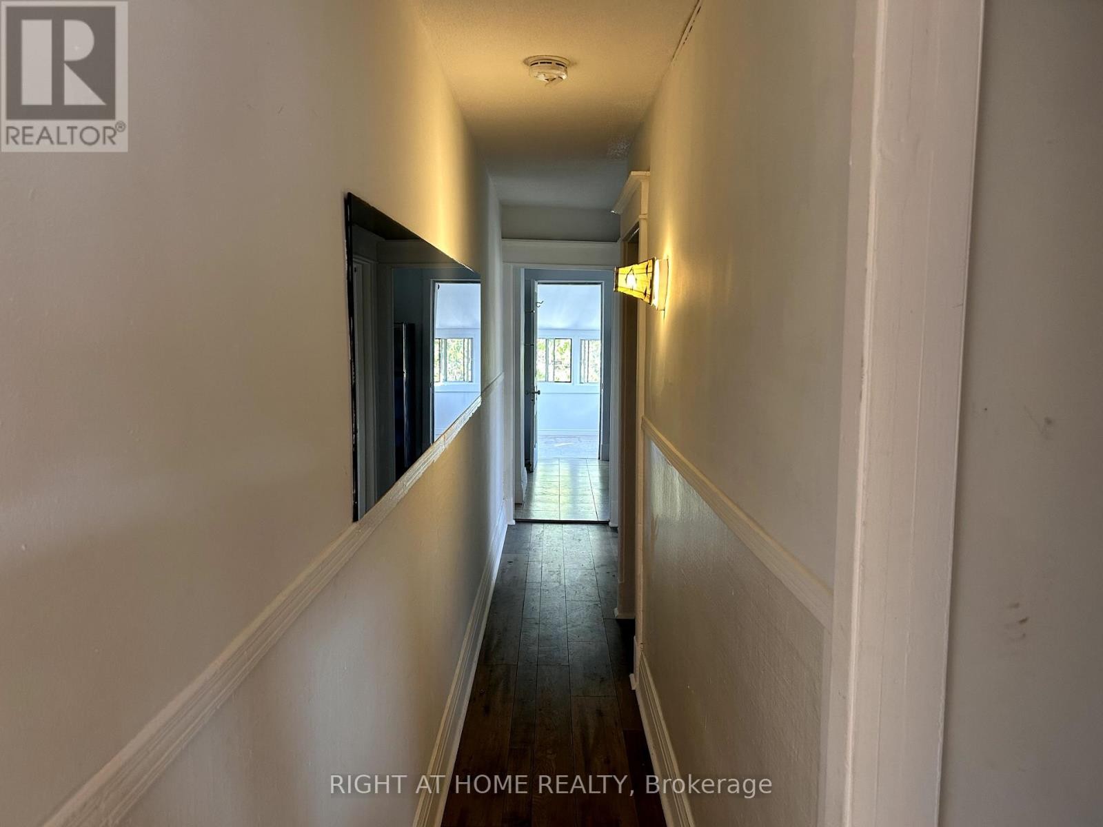 












2 - 1039 OSSINGTON AVENUE W

,
Toronto (Dovercourt-Wallace Emerson-Junction),




Ontario
M6G3V9

