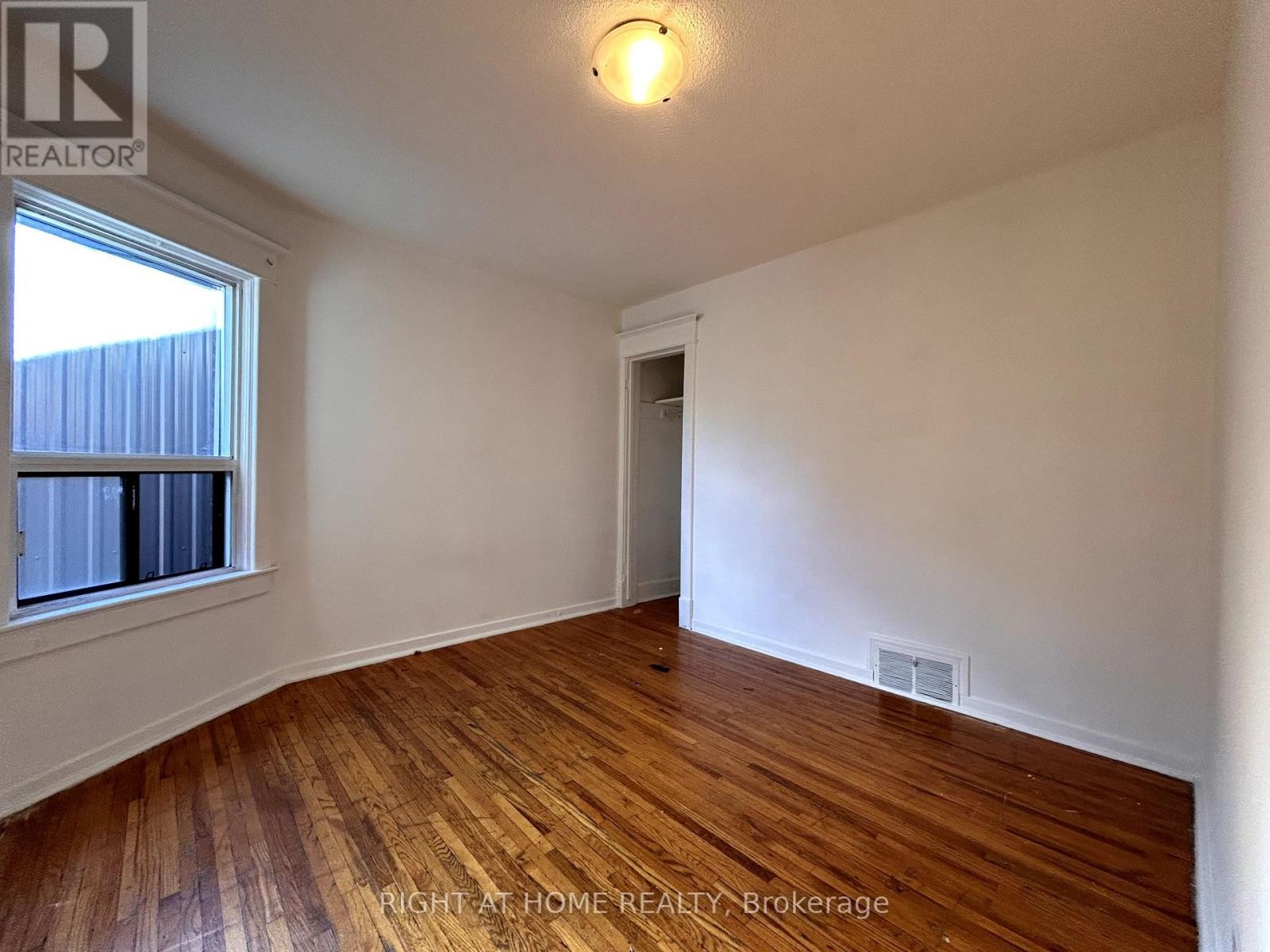 












2 - 1039 OSSINGTON AVENUE W

,
Toronto (Dovercourt-Wallace Emerson-Junction),




Ontario
M6G3V9

