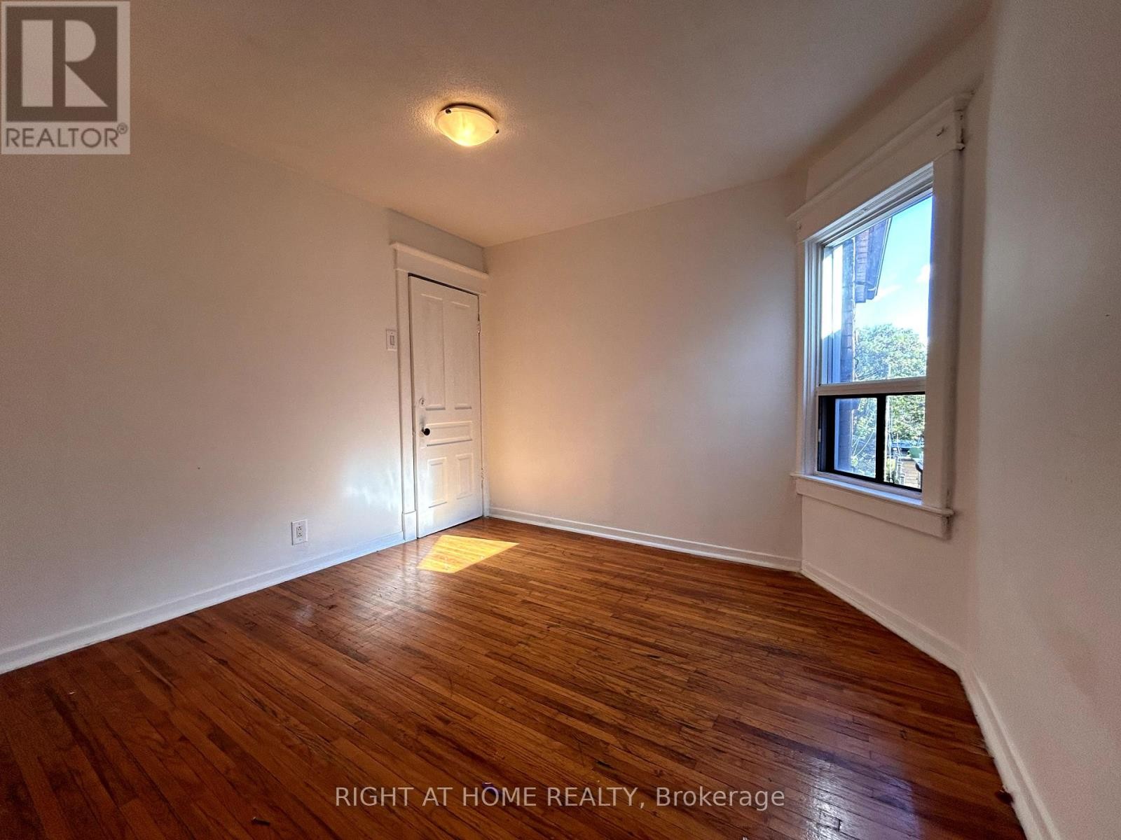 












2 - 1039 OSSINGTON AVENUE W

,
Toronto (Dovercourt-Wallace Emerson-Junction),




Ontario
M6G3V9

