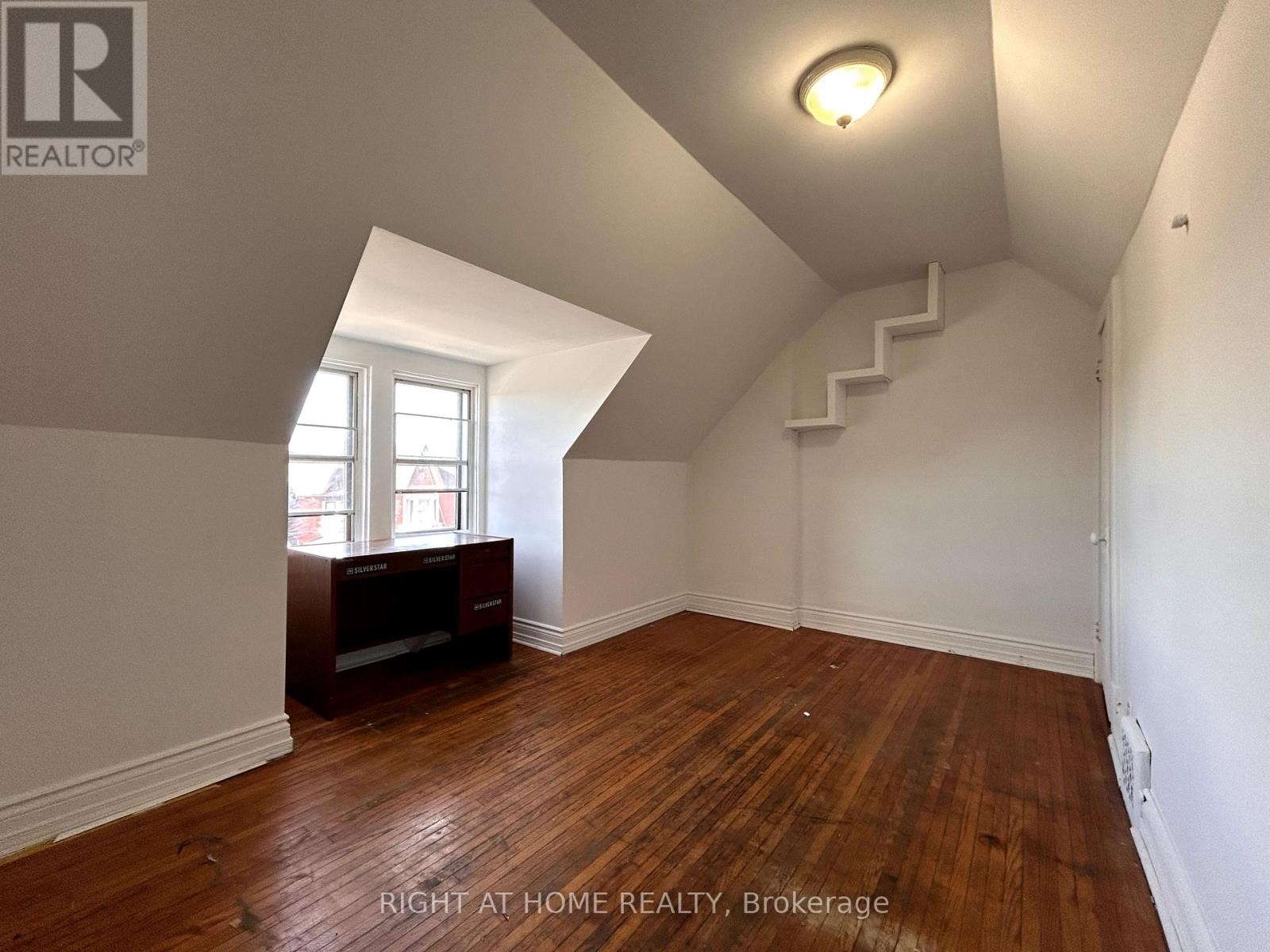 












2 - 1039 OSSINGTON AVENUE W

,
Toronto (Dovercourt-Wallace Emerson-Junction),




Ontario
M6G3V9

