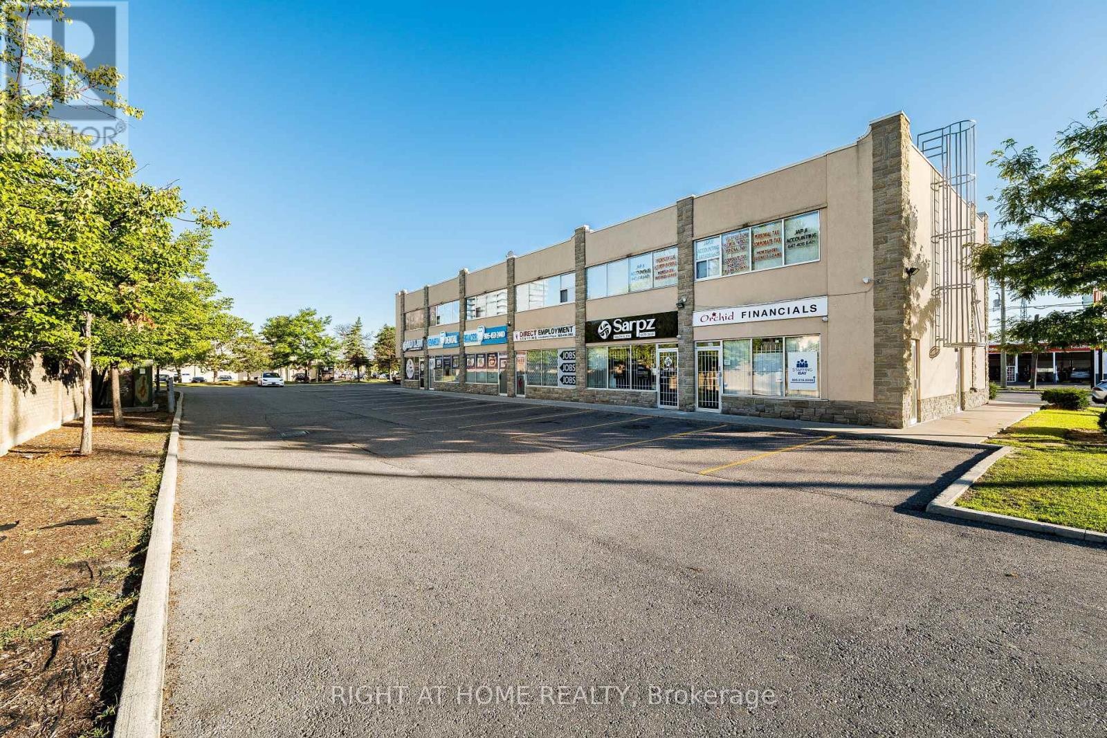 












104 - 49 HILLCREST AVENUE

,
Brampton (Queen Street Corridor),




Ontario
L6W4V4

