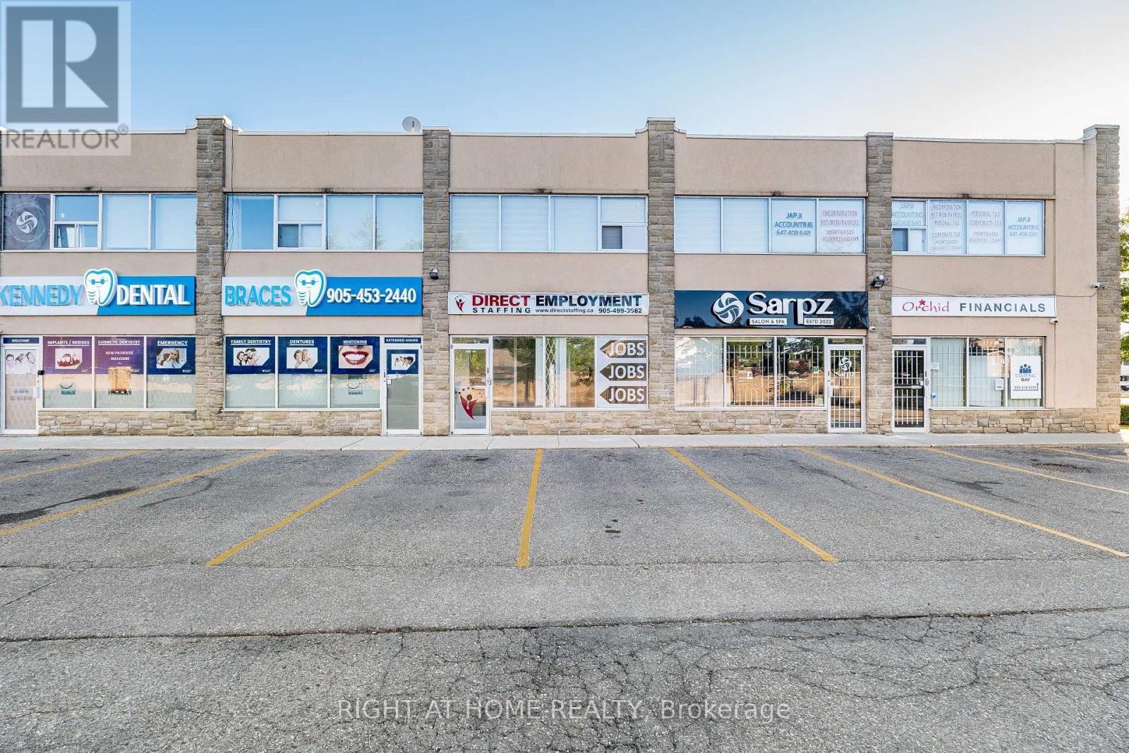 












104 - 49 HILLCREST AVENUE

,
Brampton (Queen Street Corridor),




Ontario
L6W4V4

