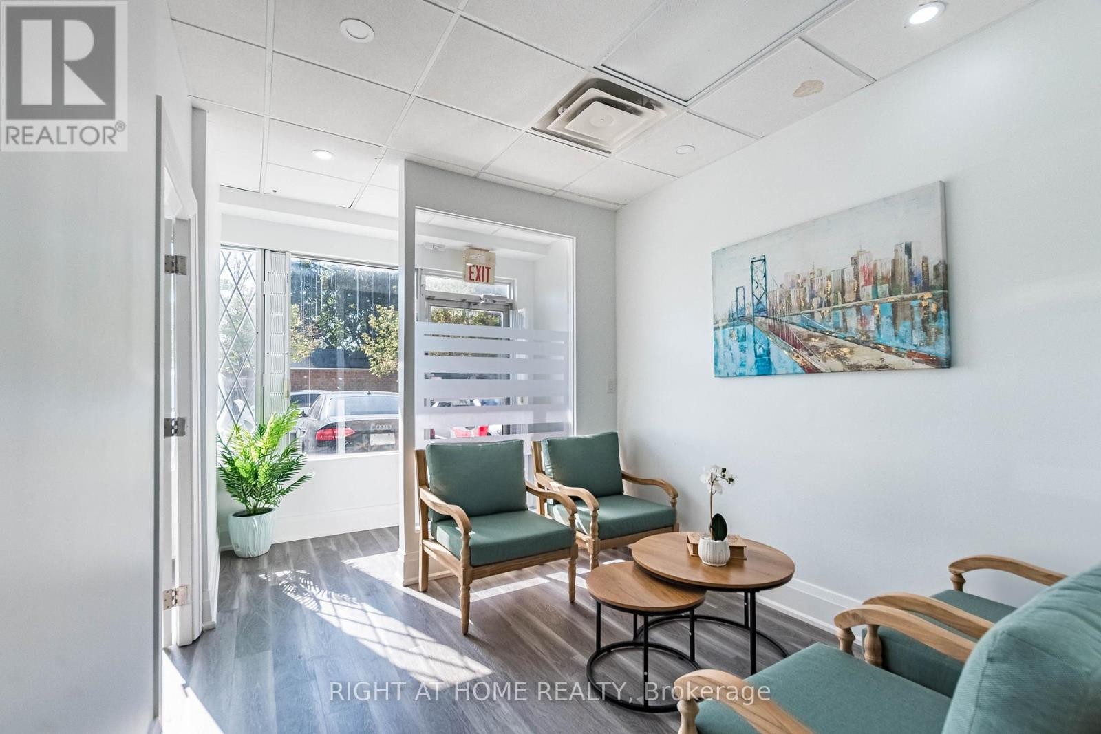 












104 - 49 HILLCREST AVENUE

,
Brampton (Queen Street Corridor),




Ontario
L6W4V4

