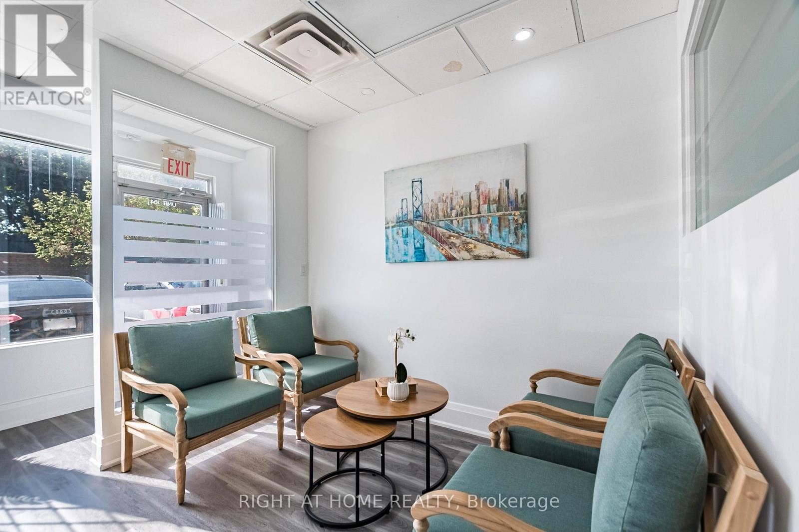 












104 - 49 HILLCREST AVENUE

,
Brampton (Queen Street Corridor),




Ontario
L6W4V4

