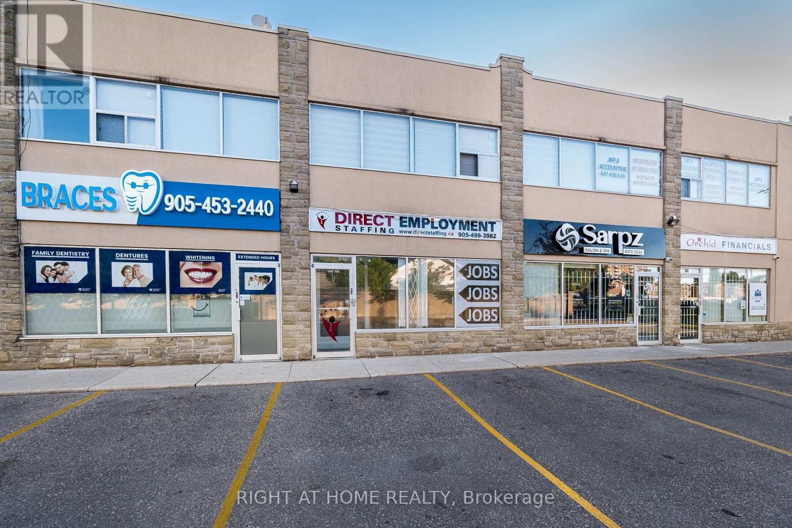 












104 - 49 HILLCREST AVENUE

,
Brampton (Queen Street Corridor),




Ontario
L6W4V4

