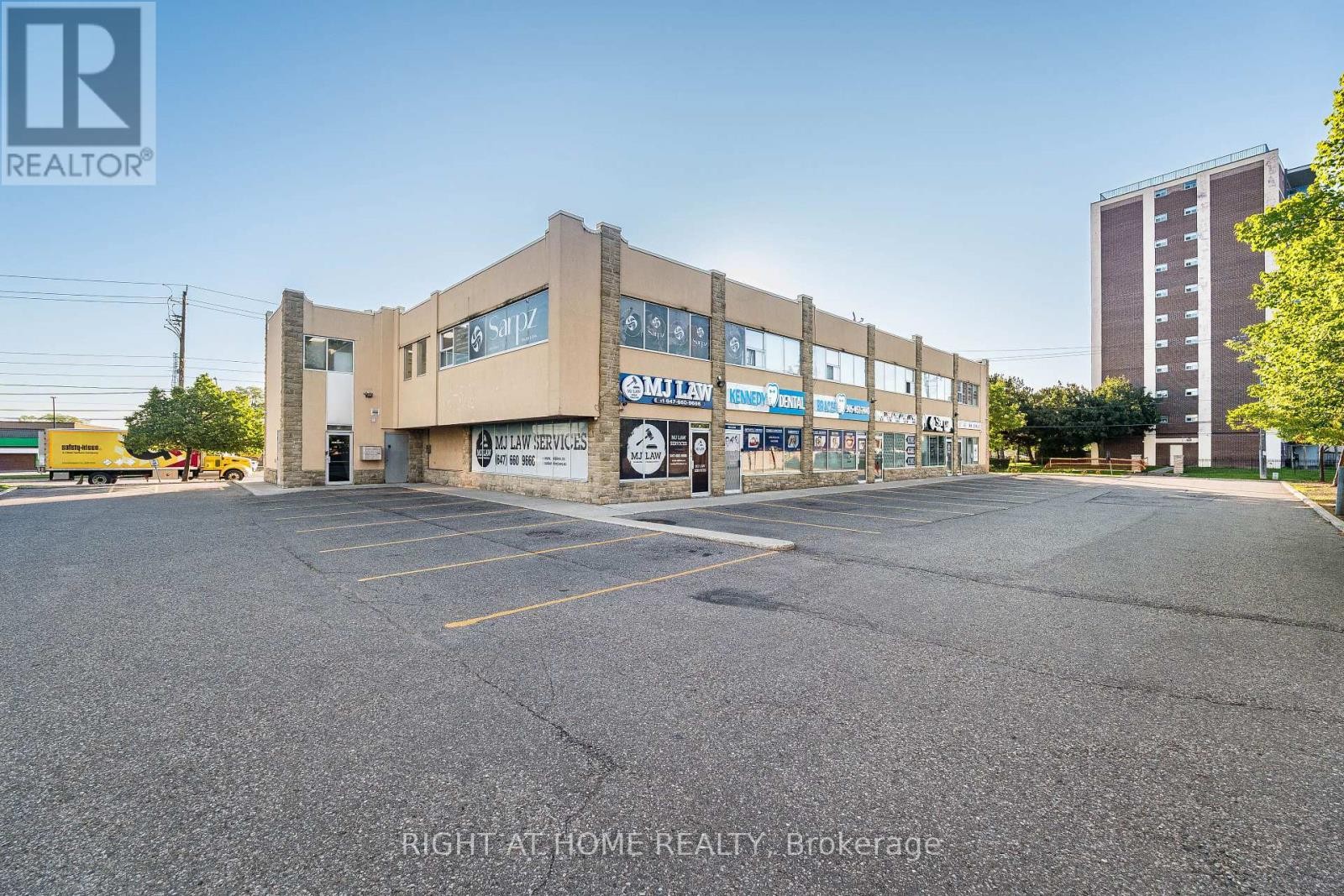 












104 - 49 HILLCREST AVENUE

,
Brampton (Queen Street Corridor),




Ontario
L6W4V4

