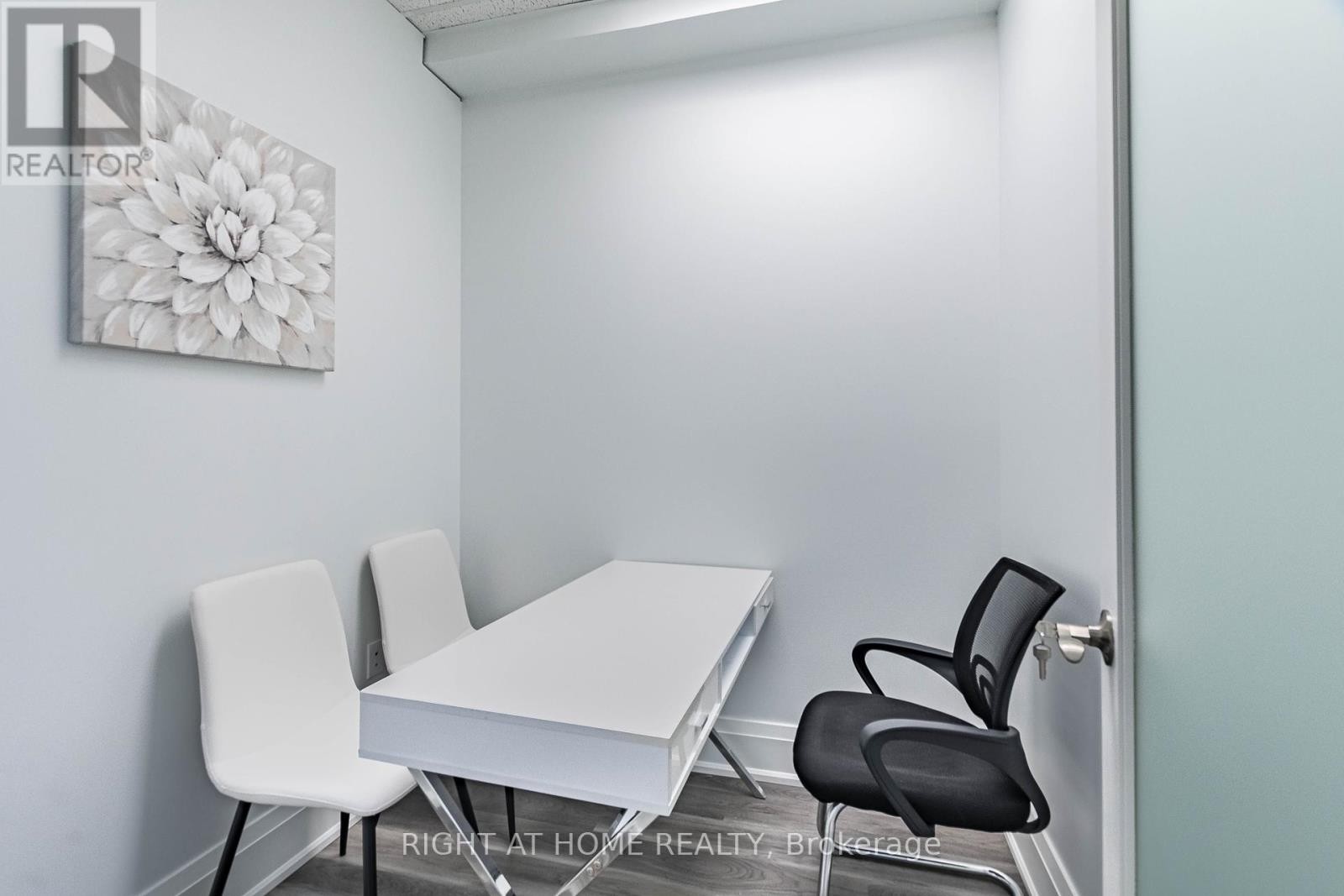 












104 - 49 HILLCREST AVENUE

,
Brampton (Queen Street Corridor),




Ontario
L6W4V4

