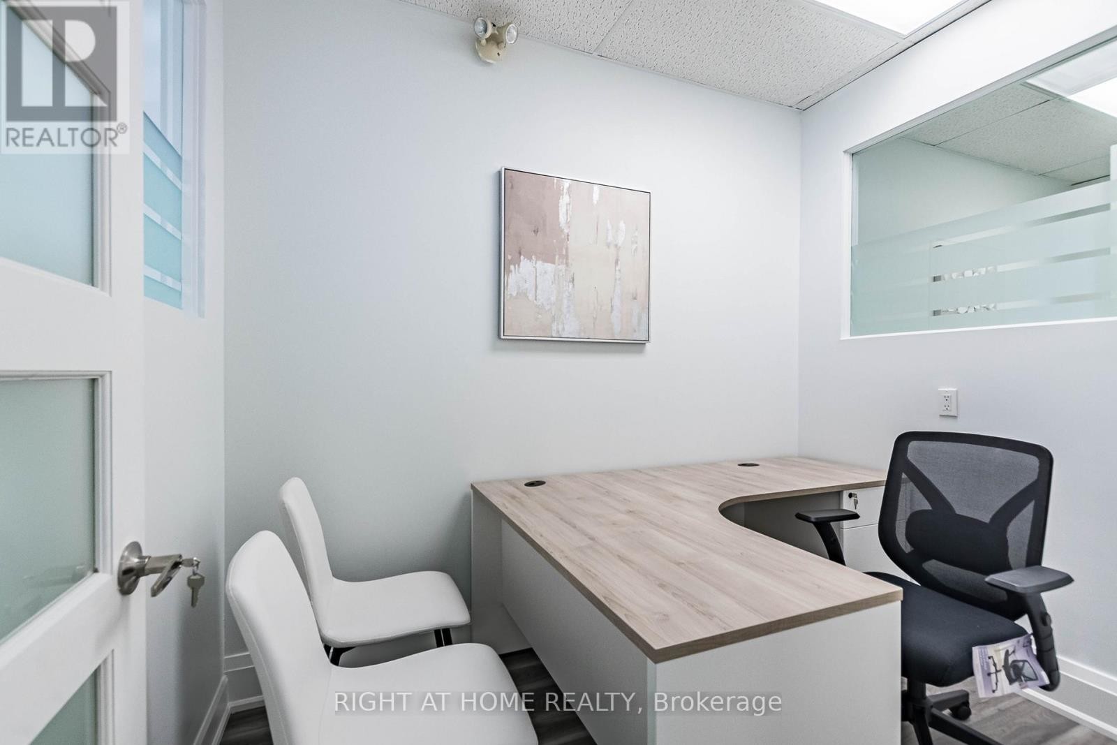 












104 - 49 HILLCREST AVENUE

,
Brampton (Queen Street Corridor),




Ontario
L6W4V4

