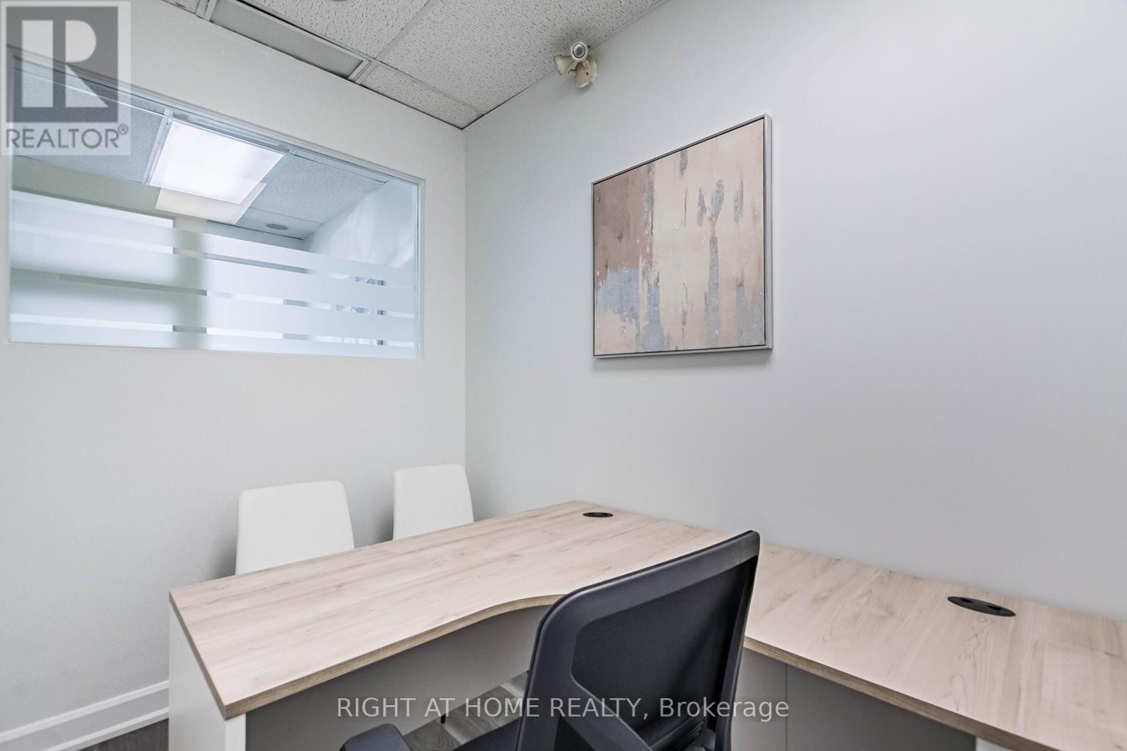 












104 - 49 HILLCREST AVENUE

,
Brampton (Queen Street Corridor),




Ontario
L6W4V4

