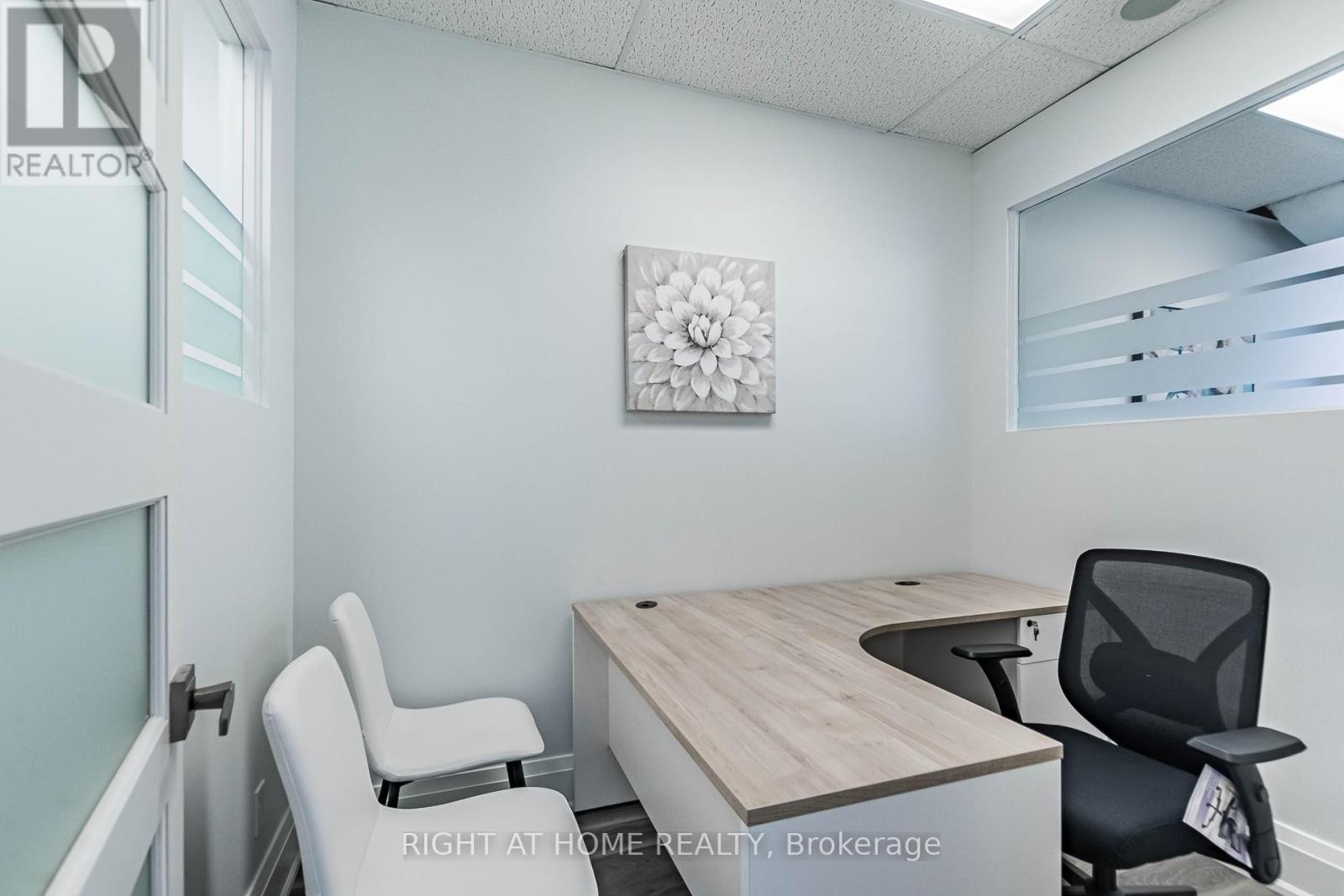












104 - 49 HILLCREST AVENUE

,
Brampton (Queen Street Corridor),




Ontario
L6W4V4

