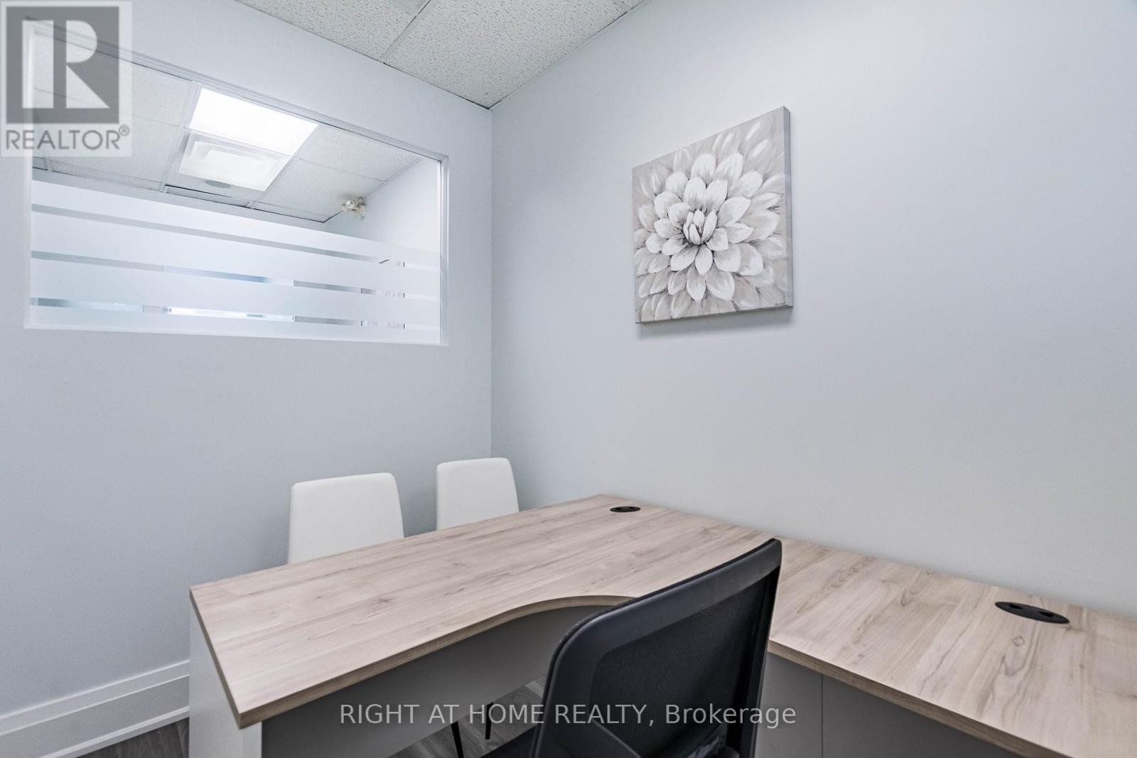 












104 - 49 HILLCREST AVENUE

,
Brampton (Queen Street Corridor),




Ontario
L6W4V4

