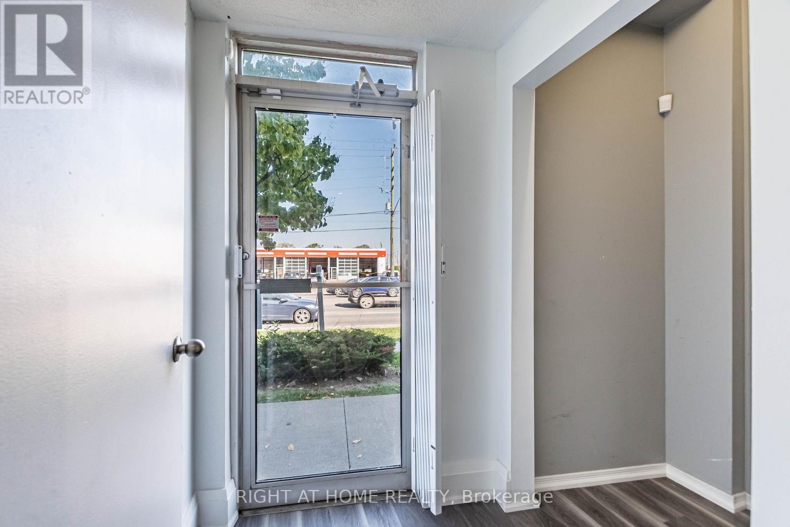 












104 - 49 HILLCREST AVENUE

,
Brampton (Queen Street Corridor),




Ontario
L6W4V4

