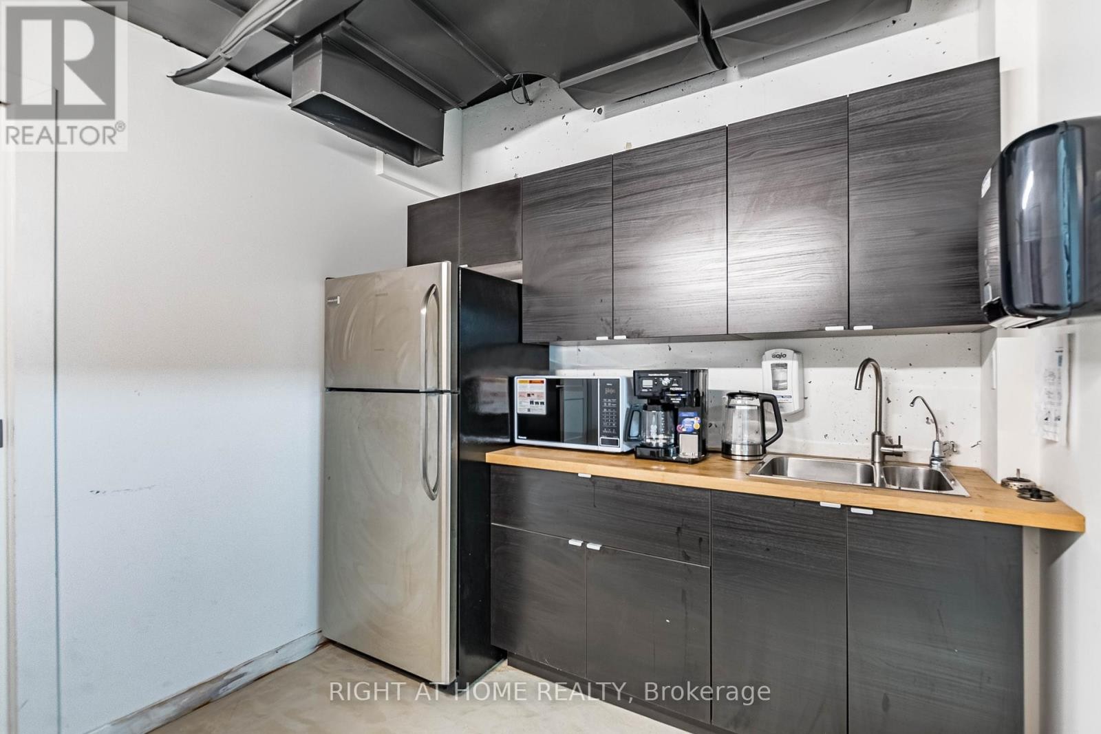 












104 - 49 HILLCREST AVENUE

,
Brampton (Queen Street Corridor),




Ontario
L6W4V4

