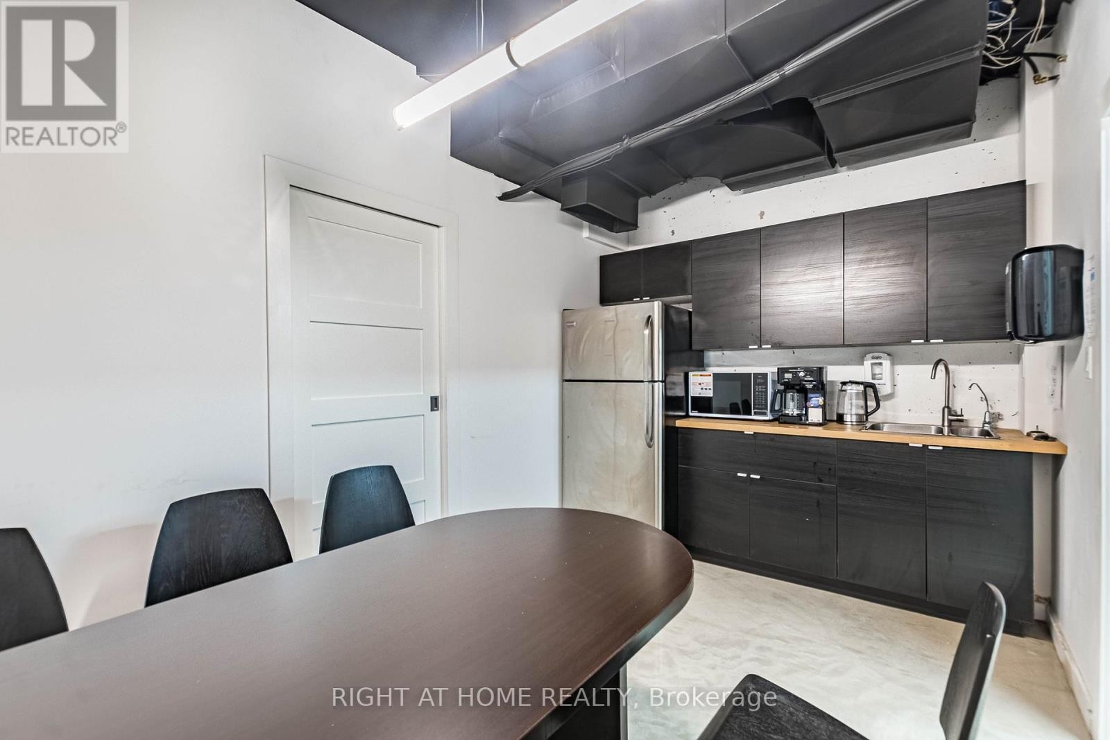 












104 - 49 HILLCREST AVENUE

,
Brampton (Queen Street Corridor),




Ontario
L6W4V4

