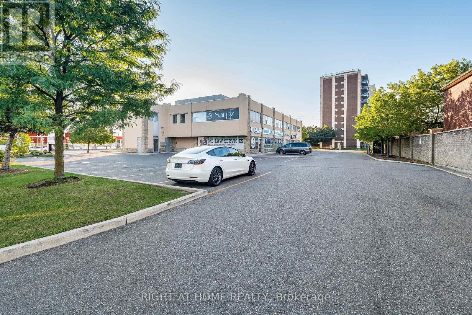 












104 - 49 HILLCREST AVENUE

,
Brampton (Queen Street Corridor),




Ontario
L6W4V4


