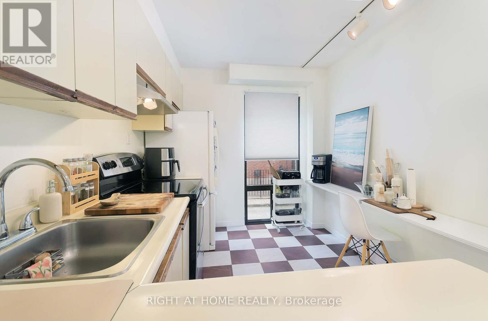 












A - 164 QUEBEC AVENUE

,
Toronto (High Park North),




Ontario
M6P2T8

