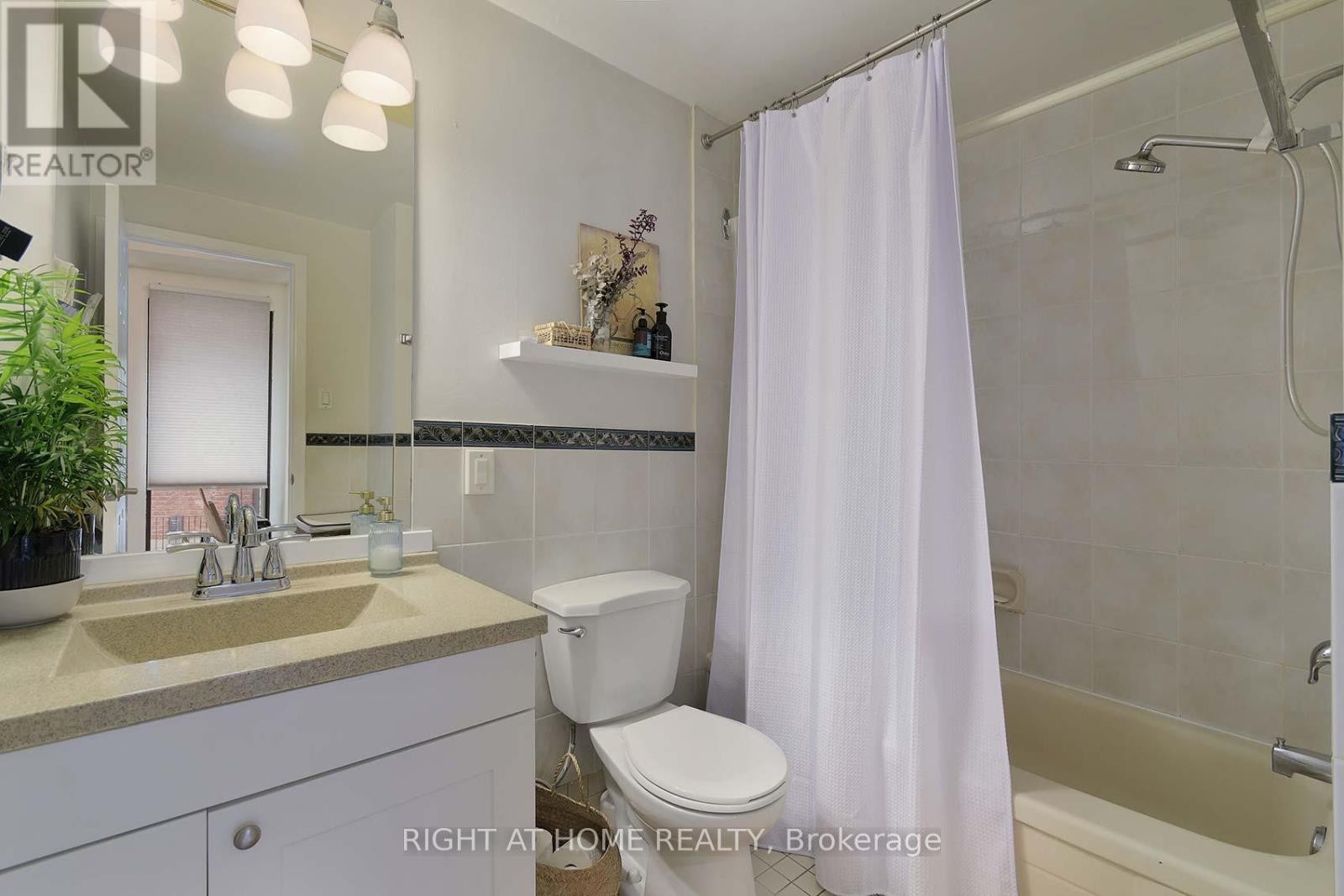 












A - 164 QUEBEC AVENUE

,
Toronto (High Park North),




Ontario
M6P2T8

