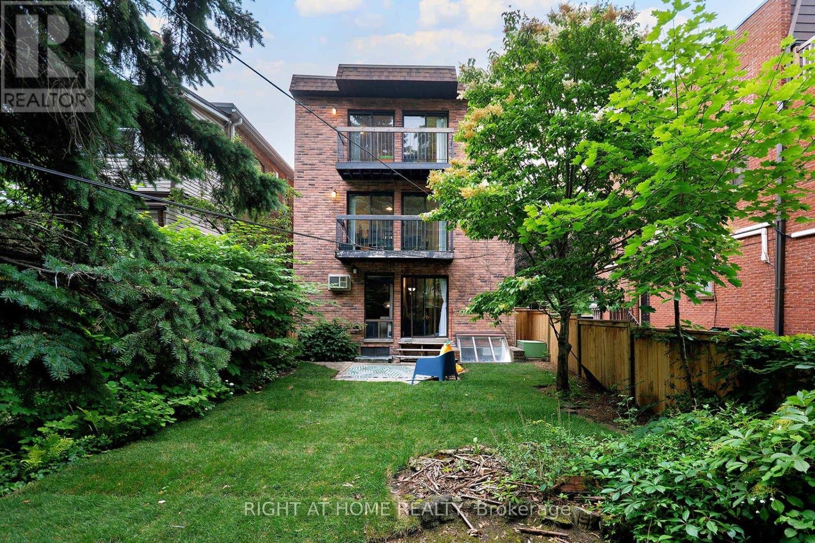 












A - 164 QUEBEC AVENUE

,
Toronto (High Park North),




Ontario
M6P2T8

