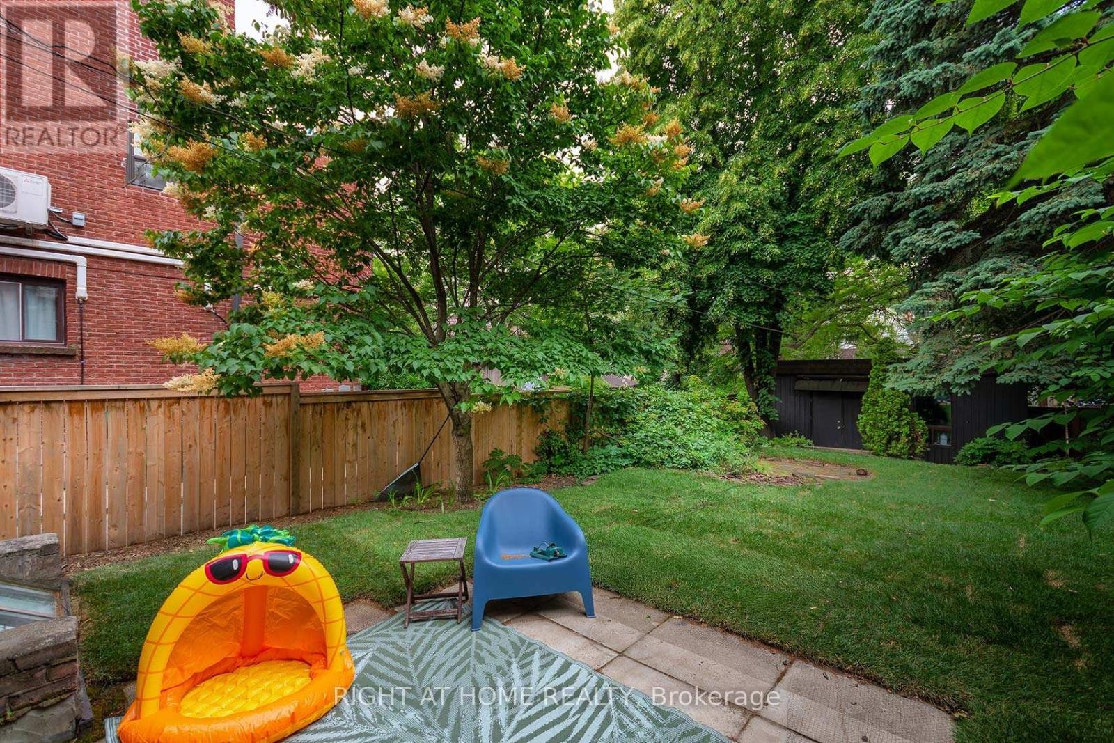 












A - 164 QUEBEC AVENUE

,
Toronto (High Park North),




Ontario
M6P2T8

