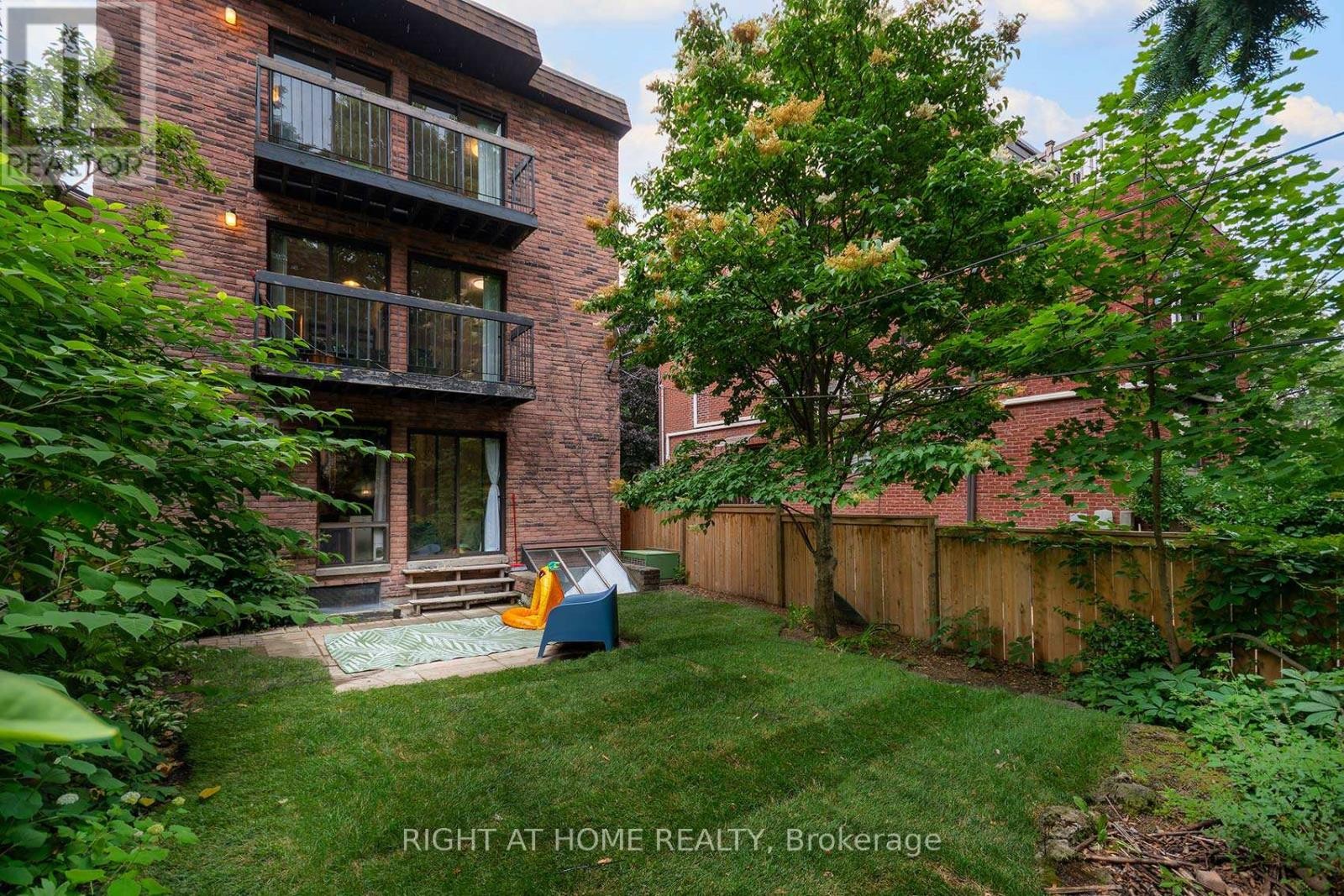 












A - 164 QUEBEC AVENUE

,
Toronto (High Park North),




Ontario
M6P2T8

