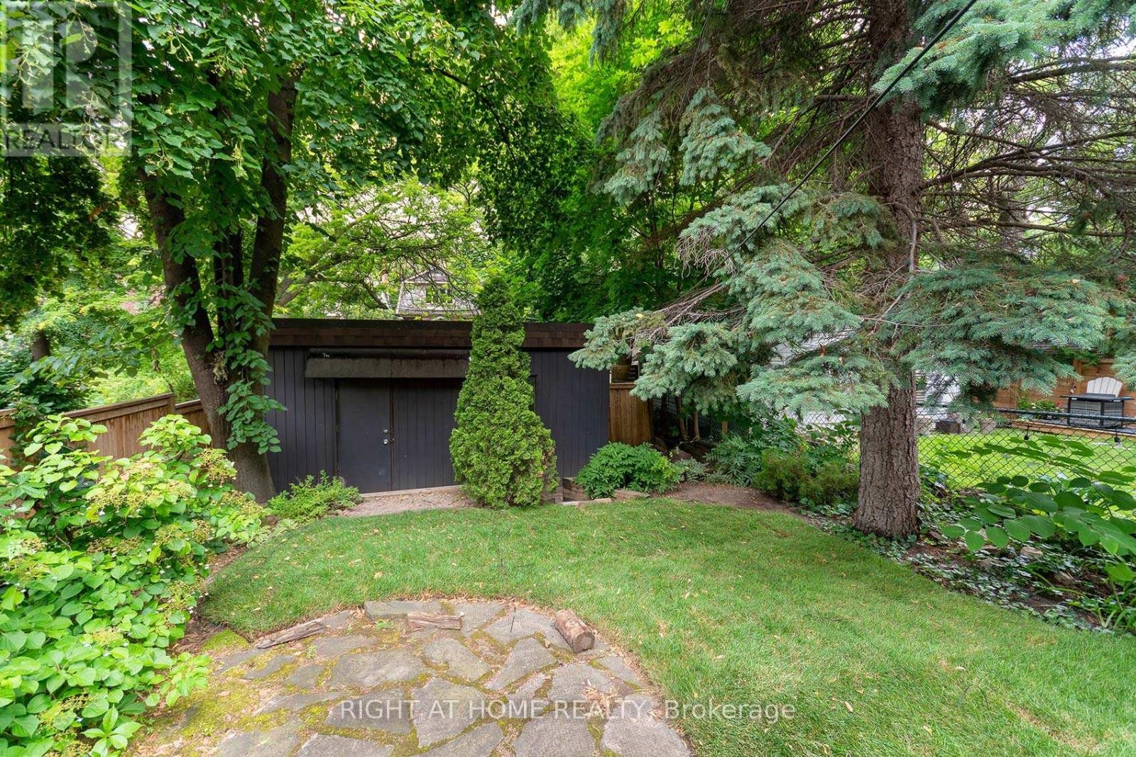












A - 164 QUEBEC AVENUE

,
Toronto (High Park North),




Ontario
M6P2T8

