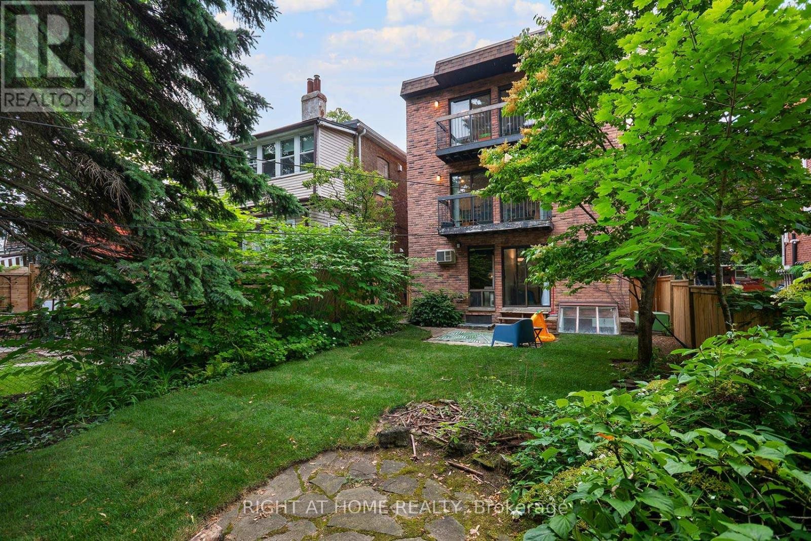 












A - 164 QUEBEC AVENUE

,
Toronto (High Park North),




Ontario
M6P2T8

