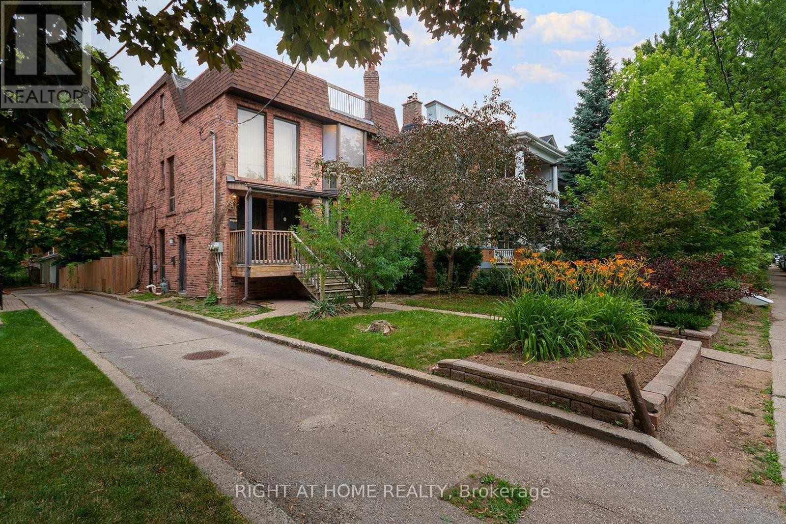 












A - 164 QUEBEC AVENUE

,
Toronto (High Park North),




Ontario
M6P2T8

