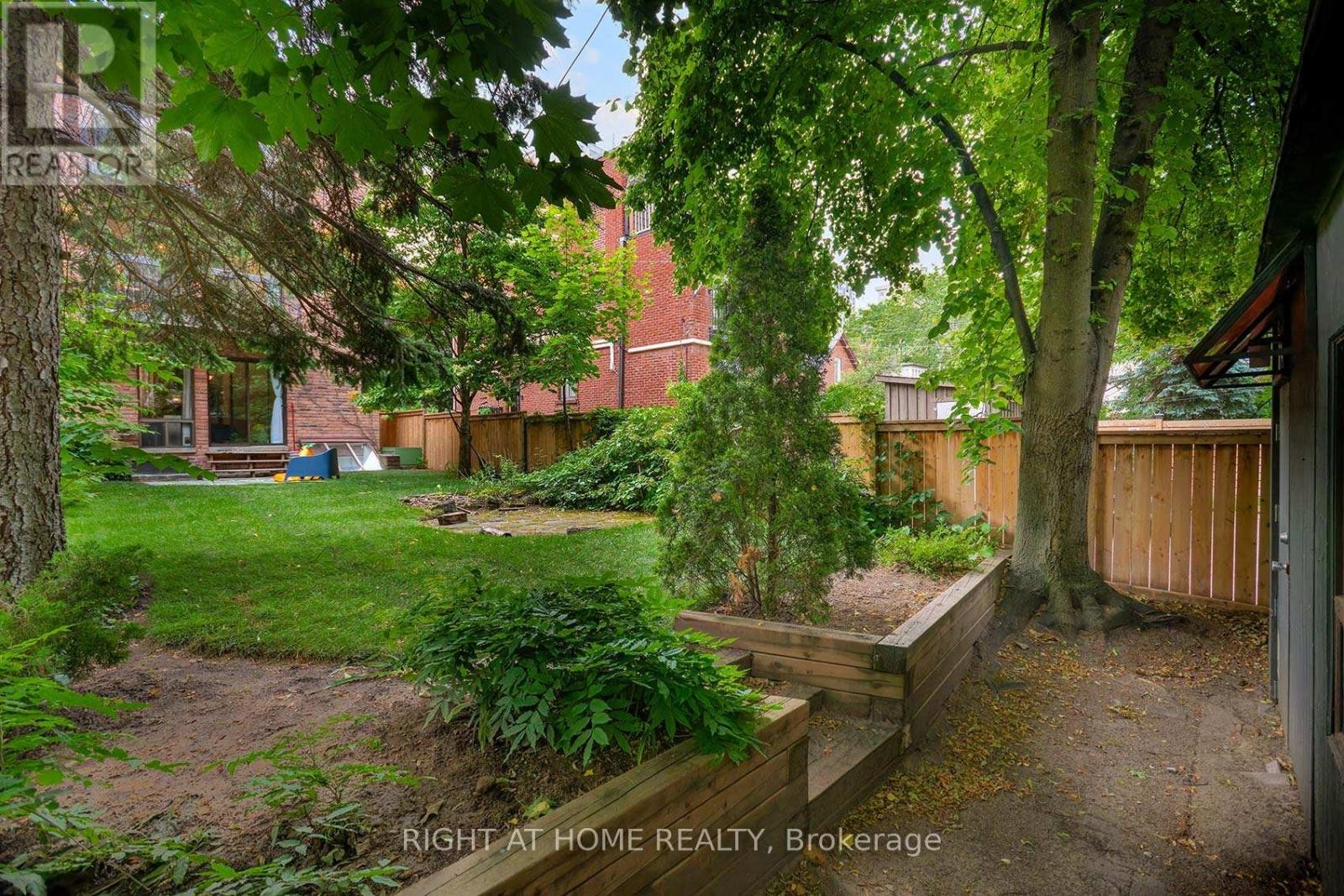 












A - 164 QUEBEC AVENUE

,
Toronto (High Park North),




Ontario
M6P2T8

