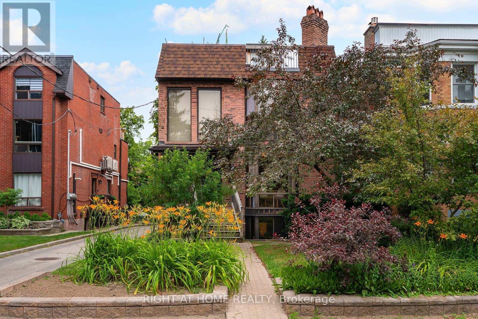 












A - 164 QUEBEC AVENUE

,
Toronto (High Park North),




Ontario
M6P2T8

