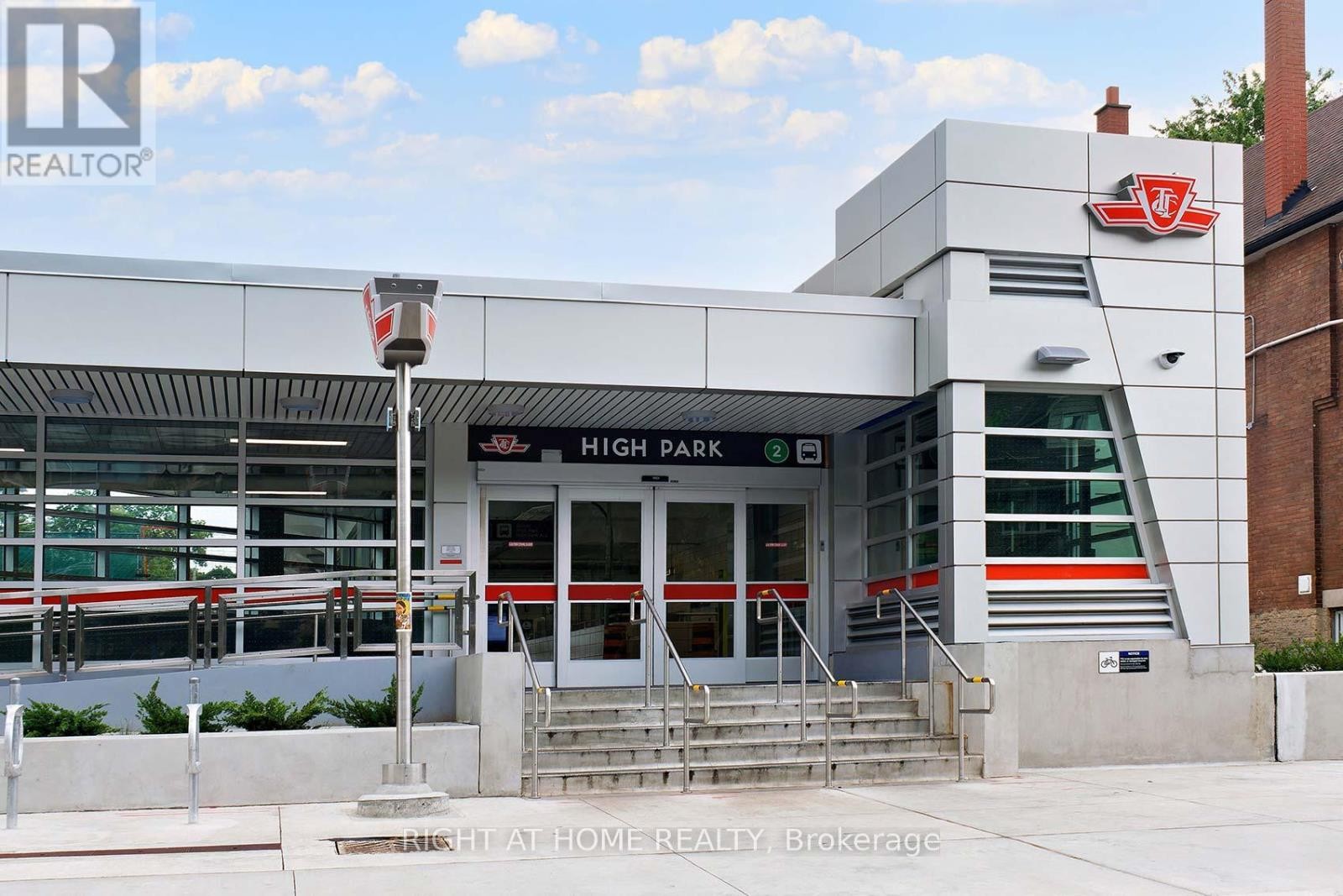 












A - 164 QUEBEC AVENUE

,
Toronto (High Park North),




Ontario
M6P2T8

