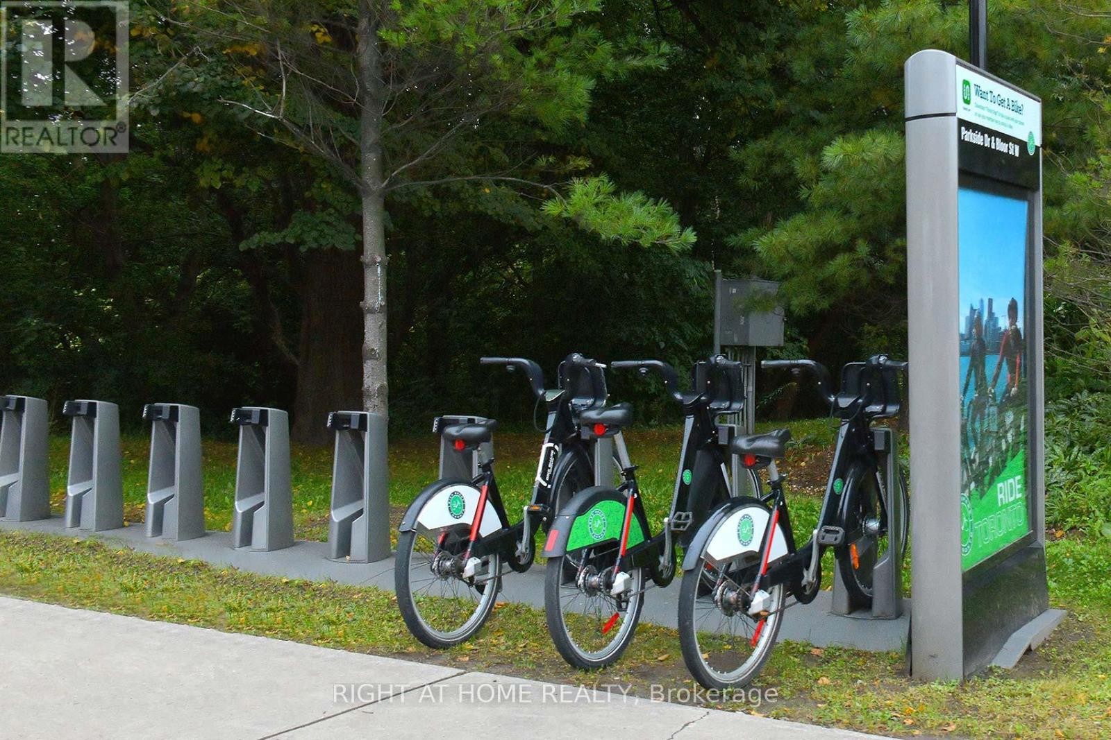 












A - 164 QUEBEC AVENUE

,
Toronto (High Park North),




Ontario
M6P2T8


