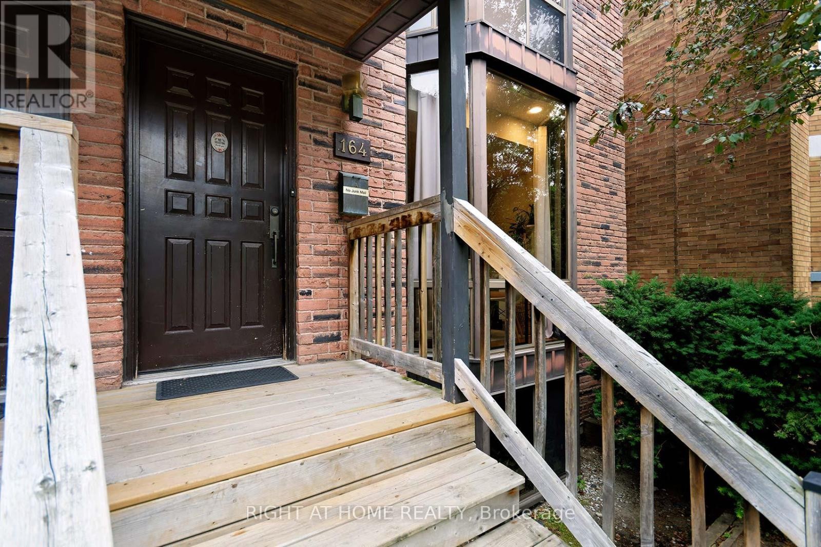 












A - 164 QUEBEC AVENUE

,
Toronto (High Park North),




Ontario
M6P2T8

