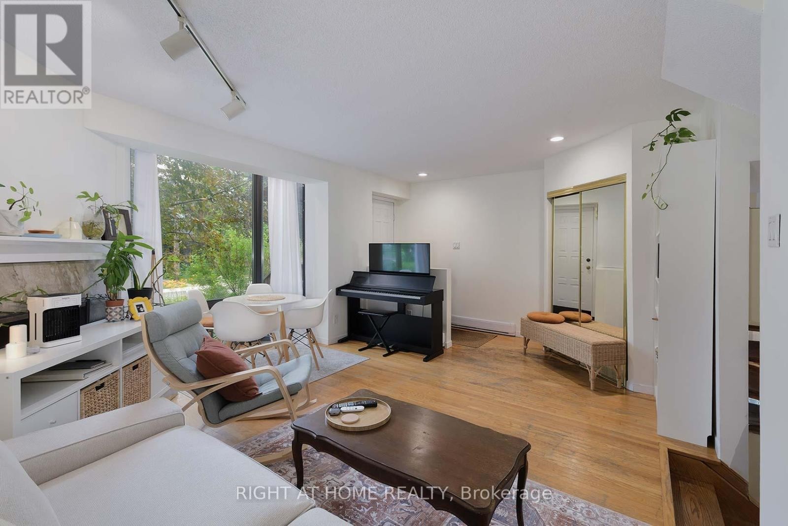 












A - 164 QUEBEC AVENUE

,
Toronto (High Park North),




Ontario
M6P2T8

