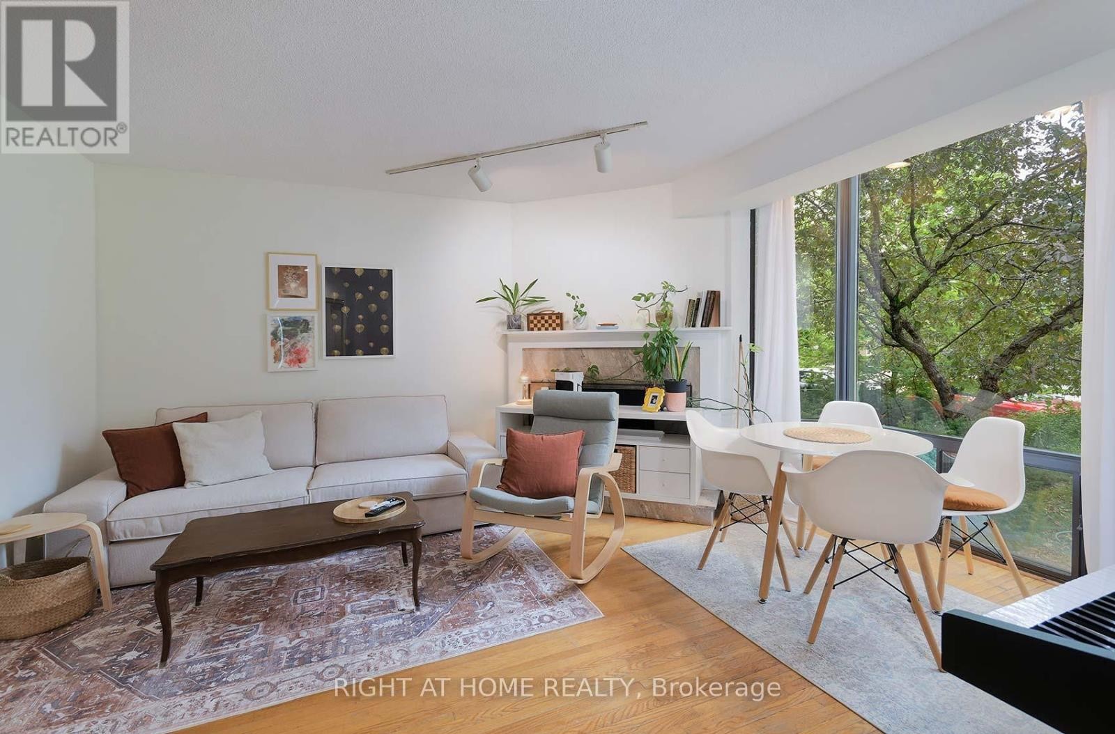 












A - 164 QUEBEC AVENUE

,
Toronto (High Park North),




Ontario
M6P2T8

