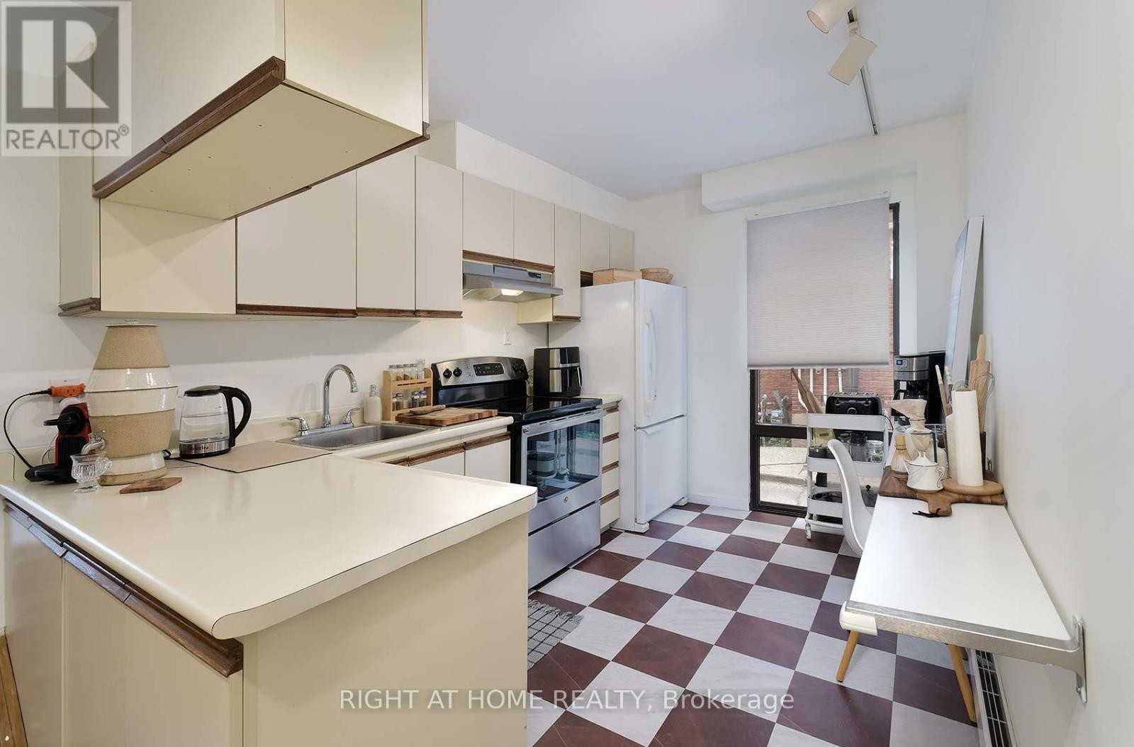 












A - 164 QUEBEC AVENUE

,
Toronto (High Park North),




Ontario
M6P2T8

