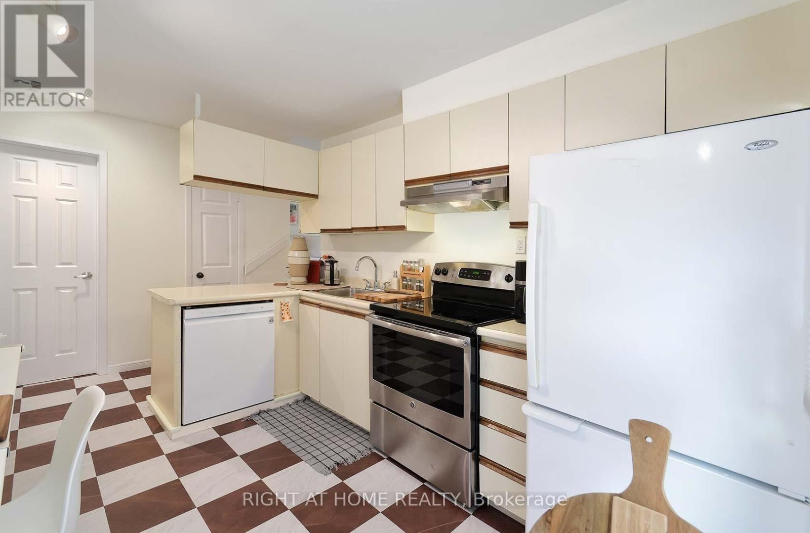 












A - 164 QUEBEC AVENUE

,
Toronto (High Park North),




Ontario
M6P2T8

