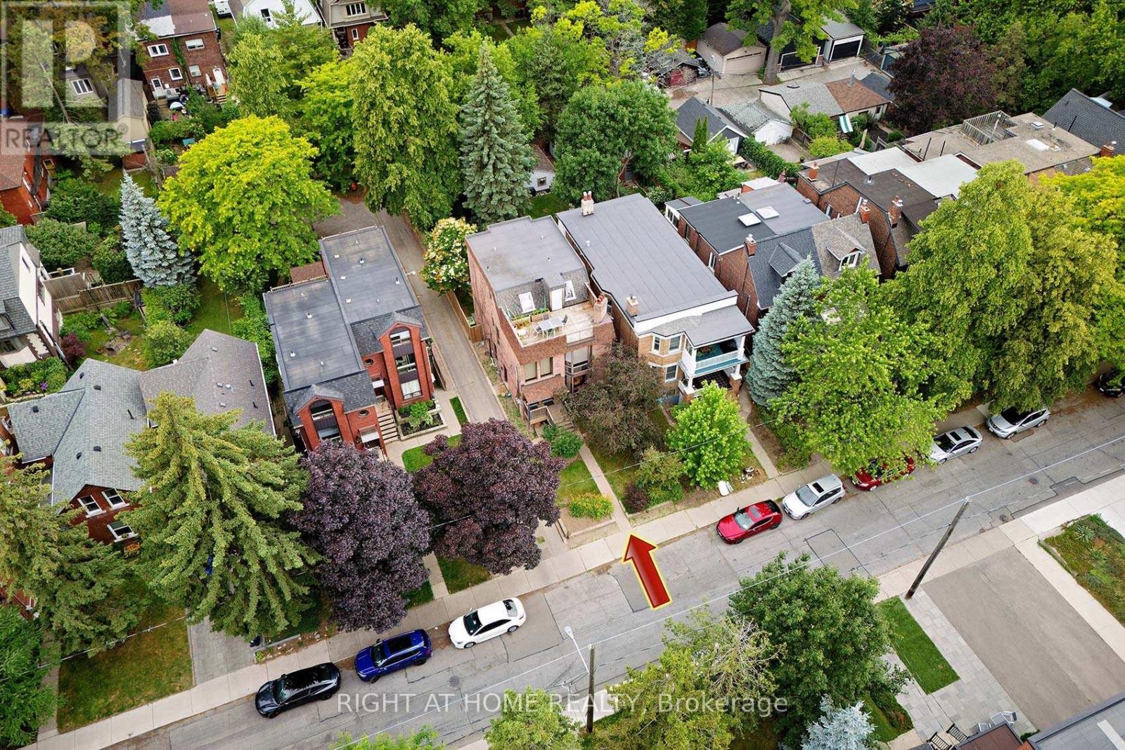 












C - 164 QUEBEC AVENUE

,
Toronto (High Park North),




Ontario
M6P2T8

