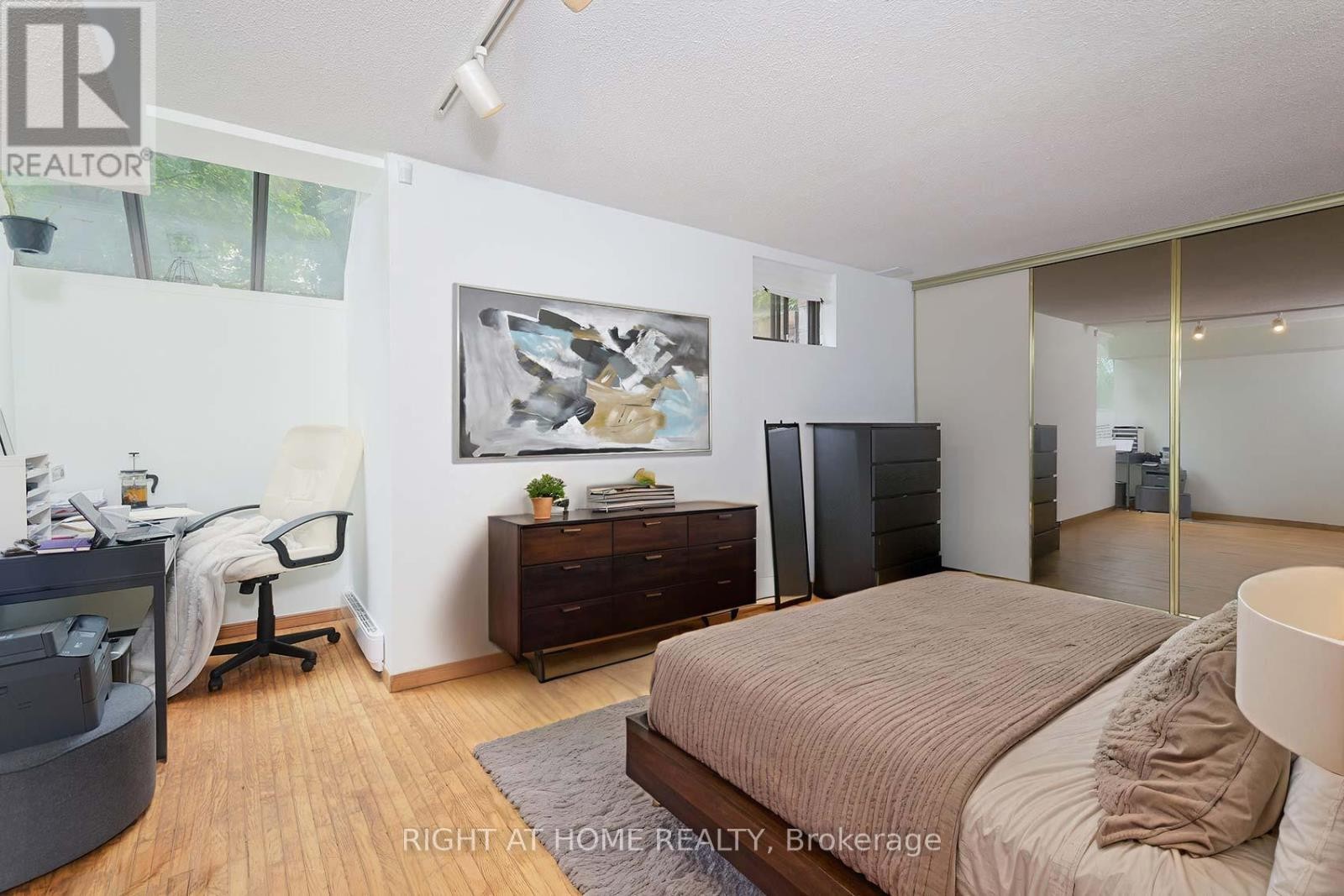 












C - 164 QUEBEC AVENUE

,
Toronto (High Park North),




Ontario
M6P2T8

