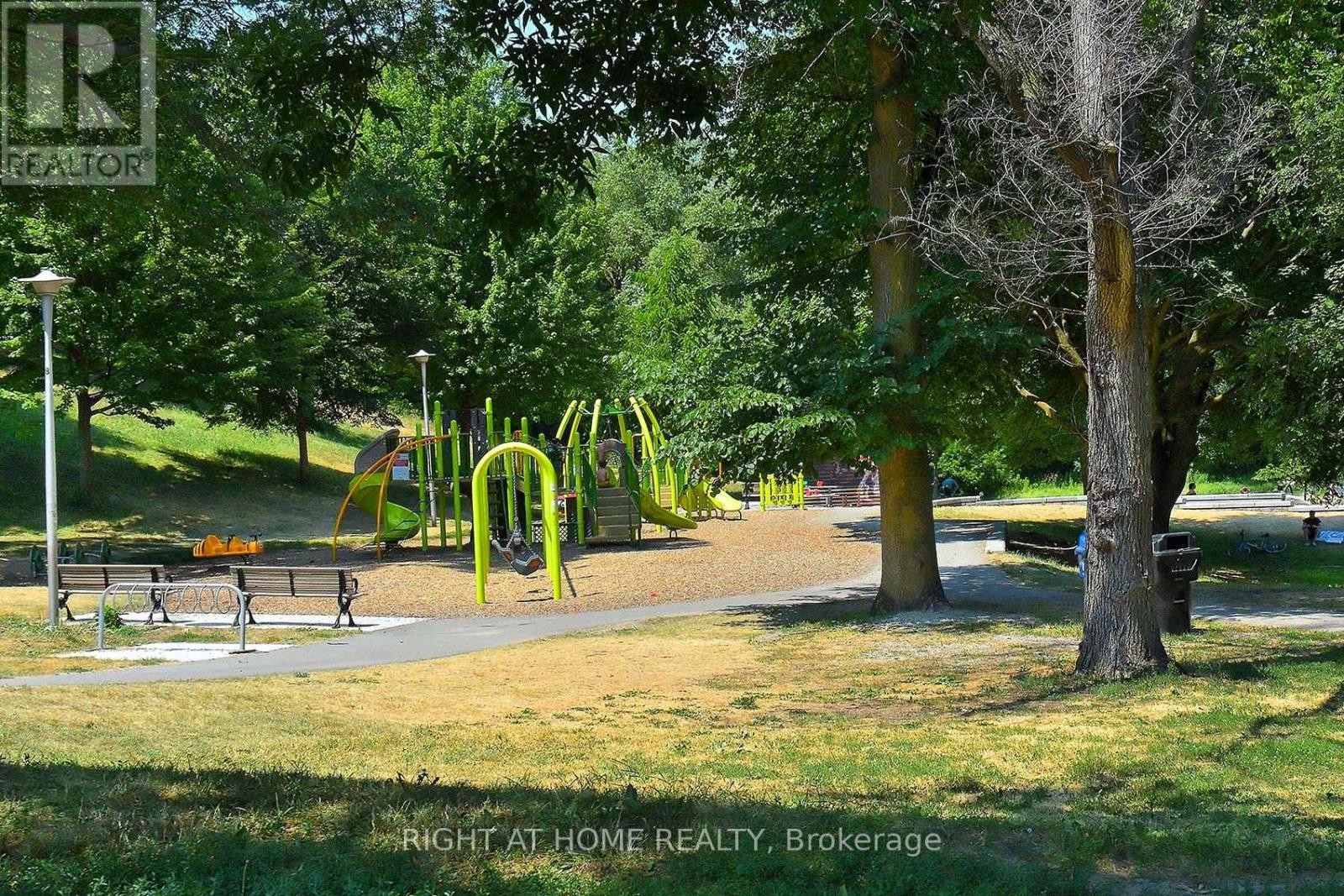 












C - 164 QUEBEC AVENUE

,
Toronto (High Park North),




Ontario
M6P2T8

