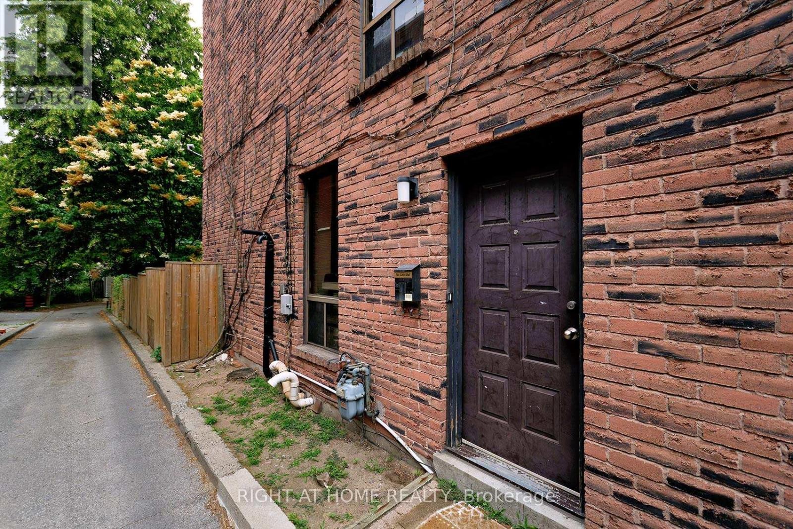 












C - 164 QUEBEC AVENUE

,
Toronto (High Park North),




Ontario
M6P2T8

