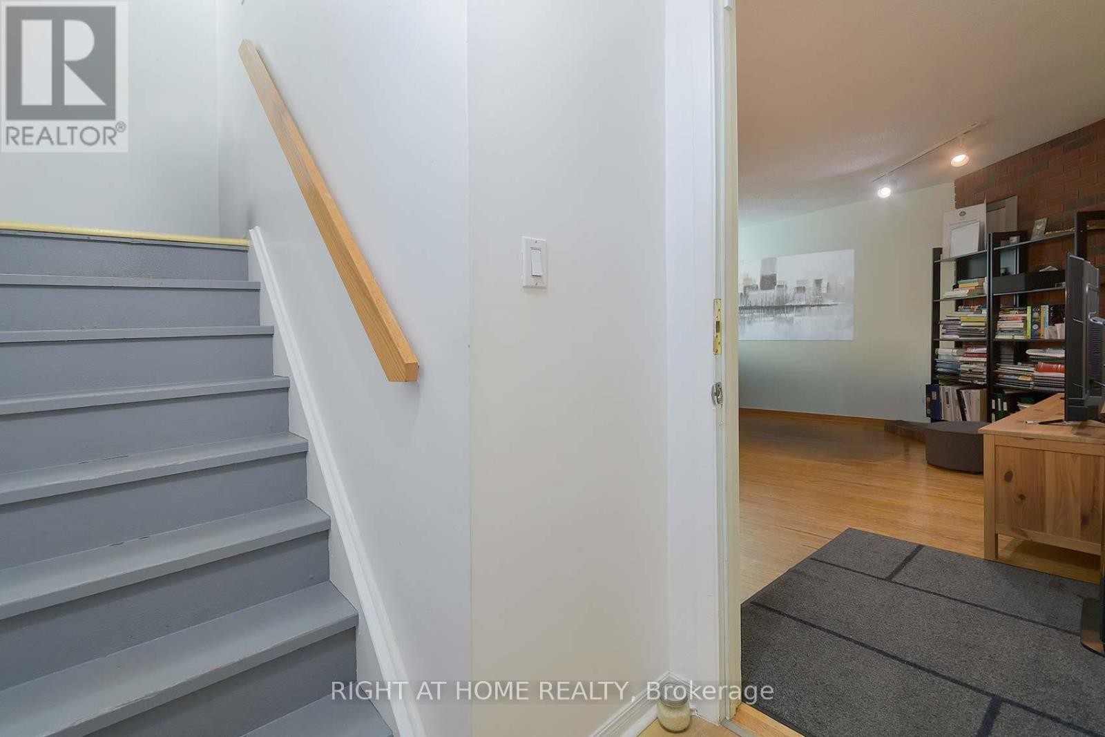 












C - 164 QUEBEC AVENUE

,
Toronto (High Park North),




Ontario
M6P2T8

