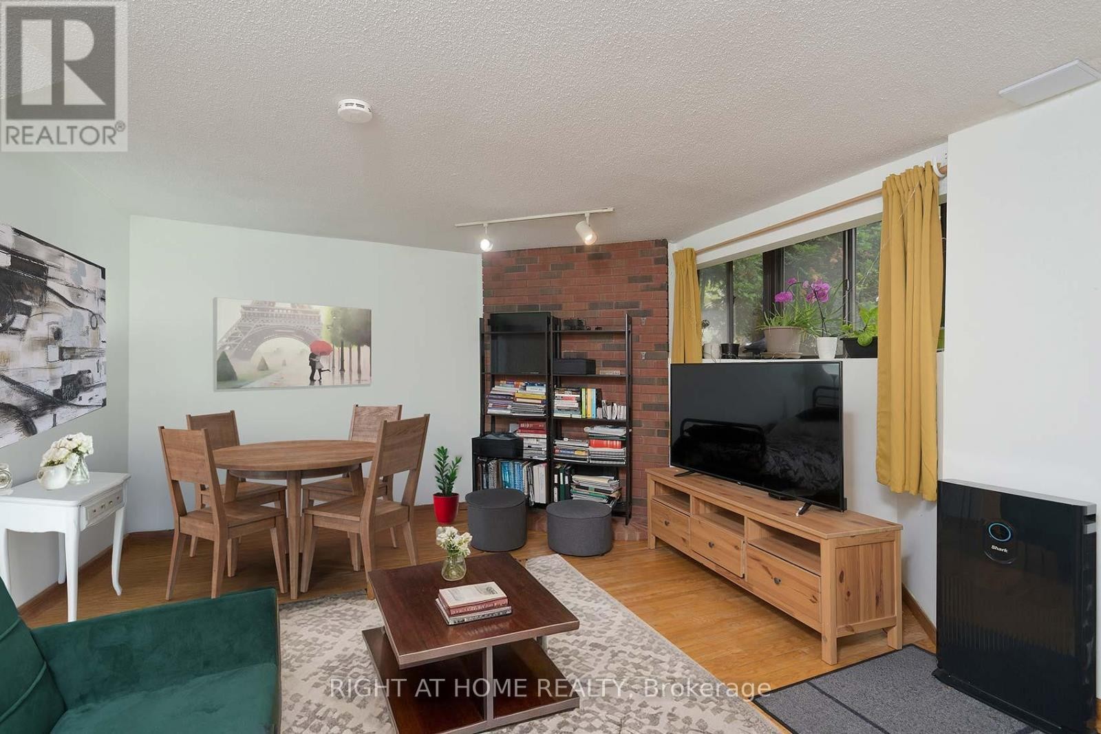 












C - 164 QUEBEC AVENUE

,
Toronto (High Park North),




Ontario
M6P2T8

